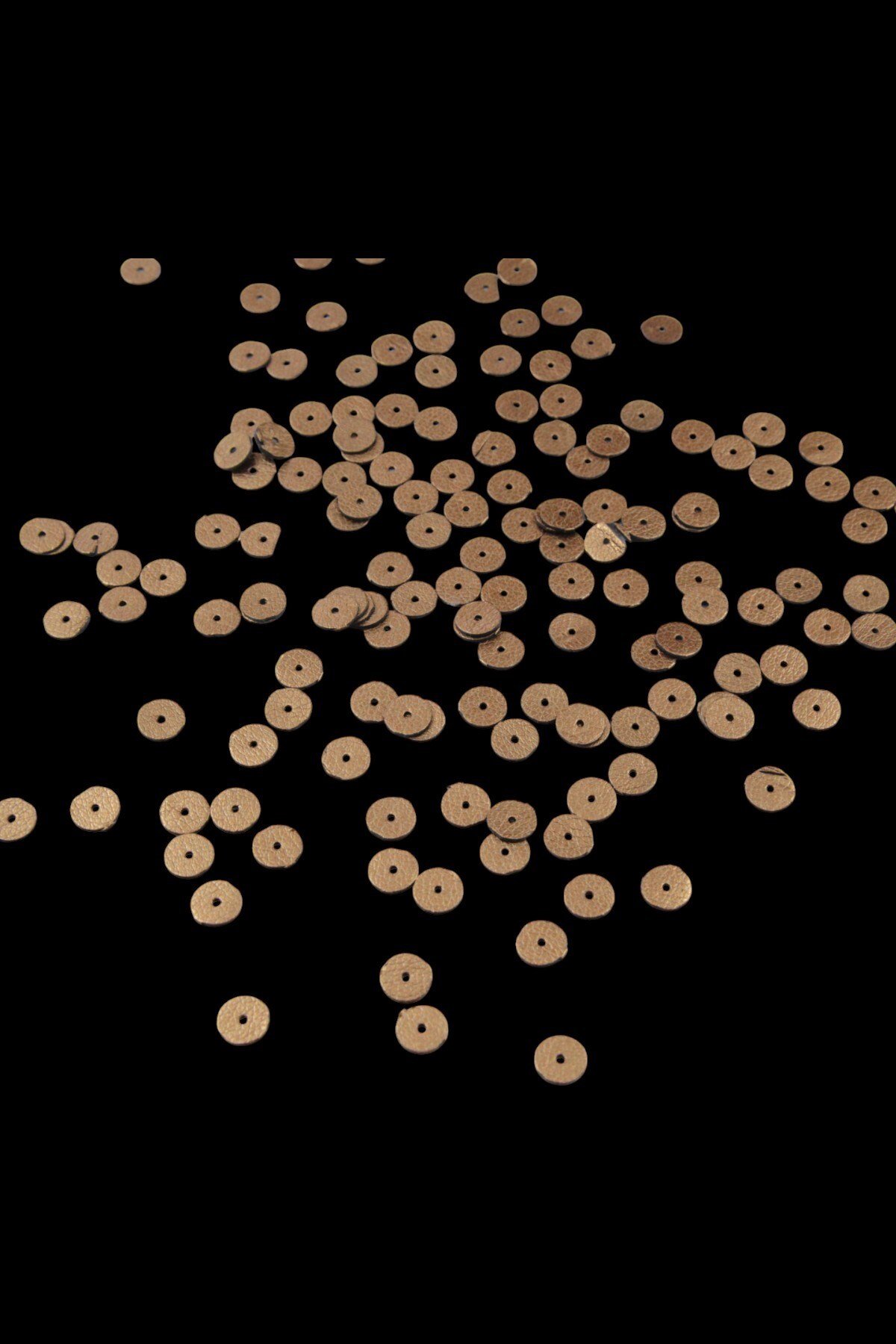 Gold ve Sarı Renk 9 mm Ortadan Delikli Plastik Pul Payet 30 Gr (Tülbent, Oya, Havlu Malzemesi)