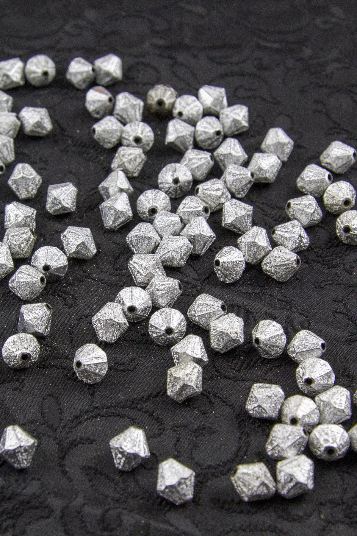 Gümüş Soba Boyalı 10 mm Piramit Akrilik Boncuk Aksesuar (25 Gram)