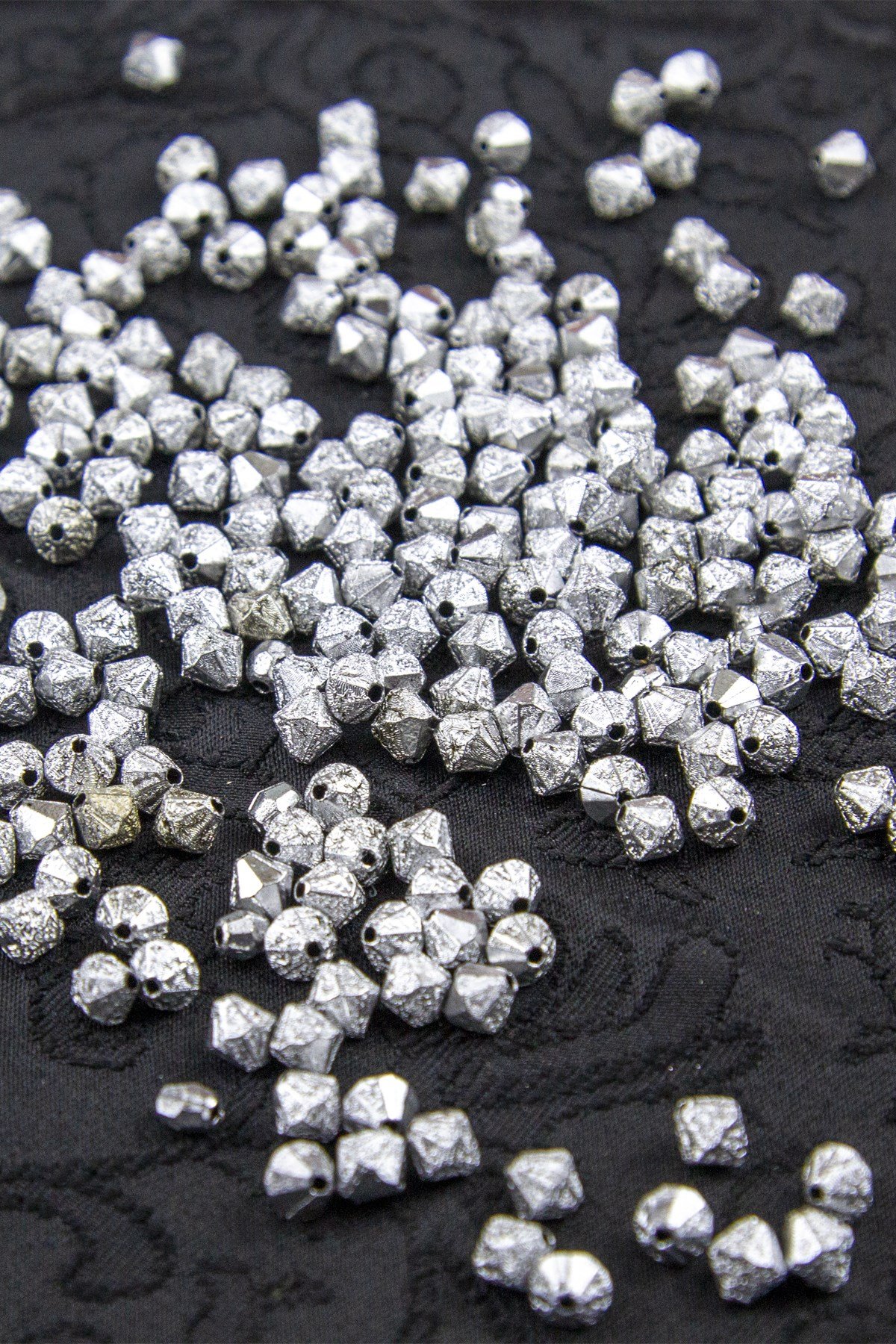 Gümüş Soba Boyalı 6 mm Piramit Plastik Akrilik Boncuk Aksesuar (25 Gram)