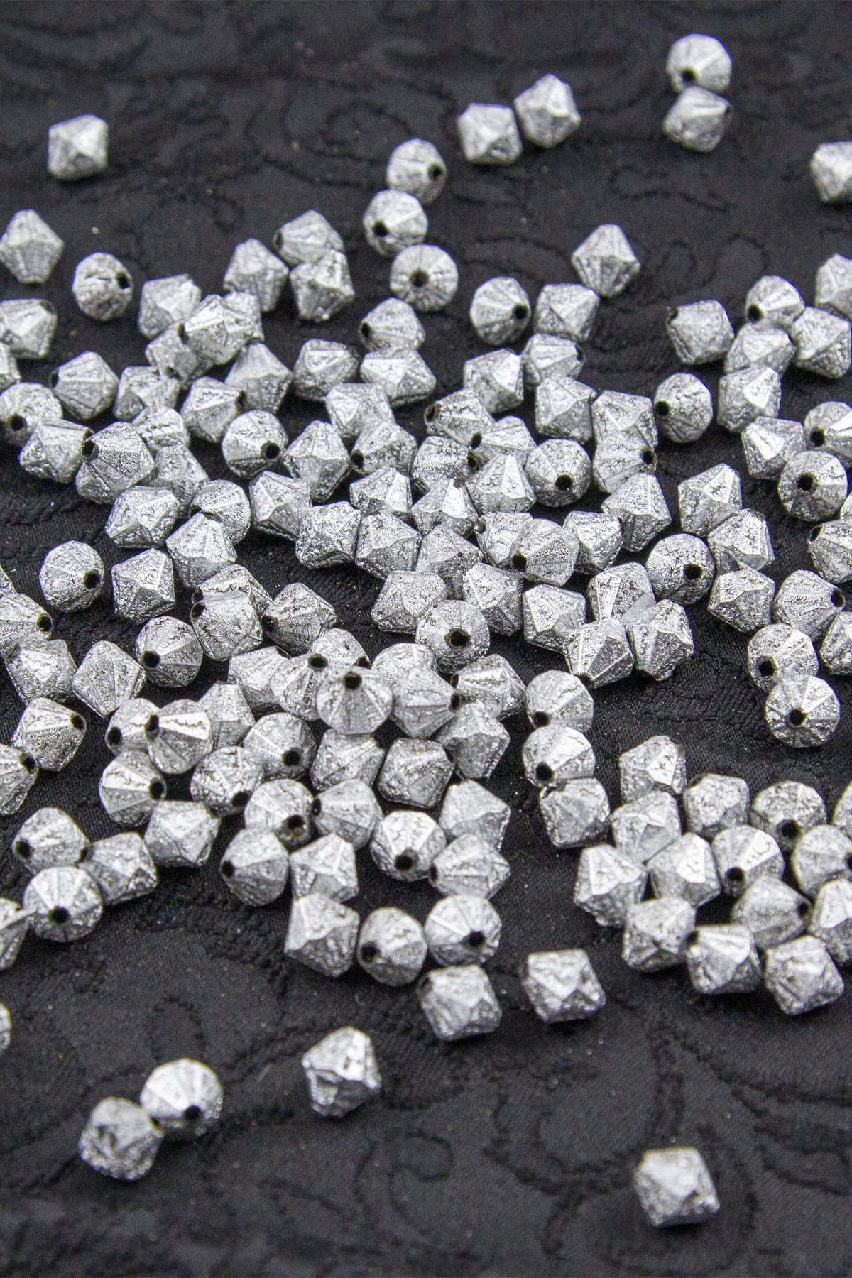 Gümüş Soba Boyalı 8 mm Piramit Akrilik Boncuk Aksesuar (25 Gram)