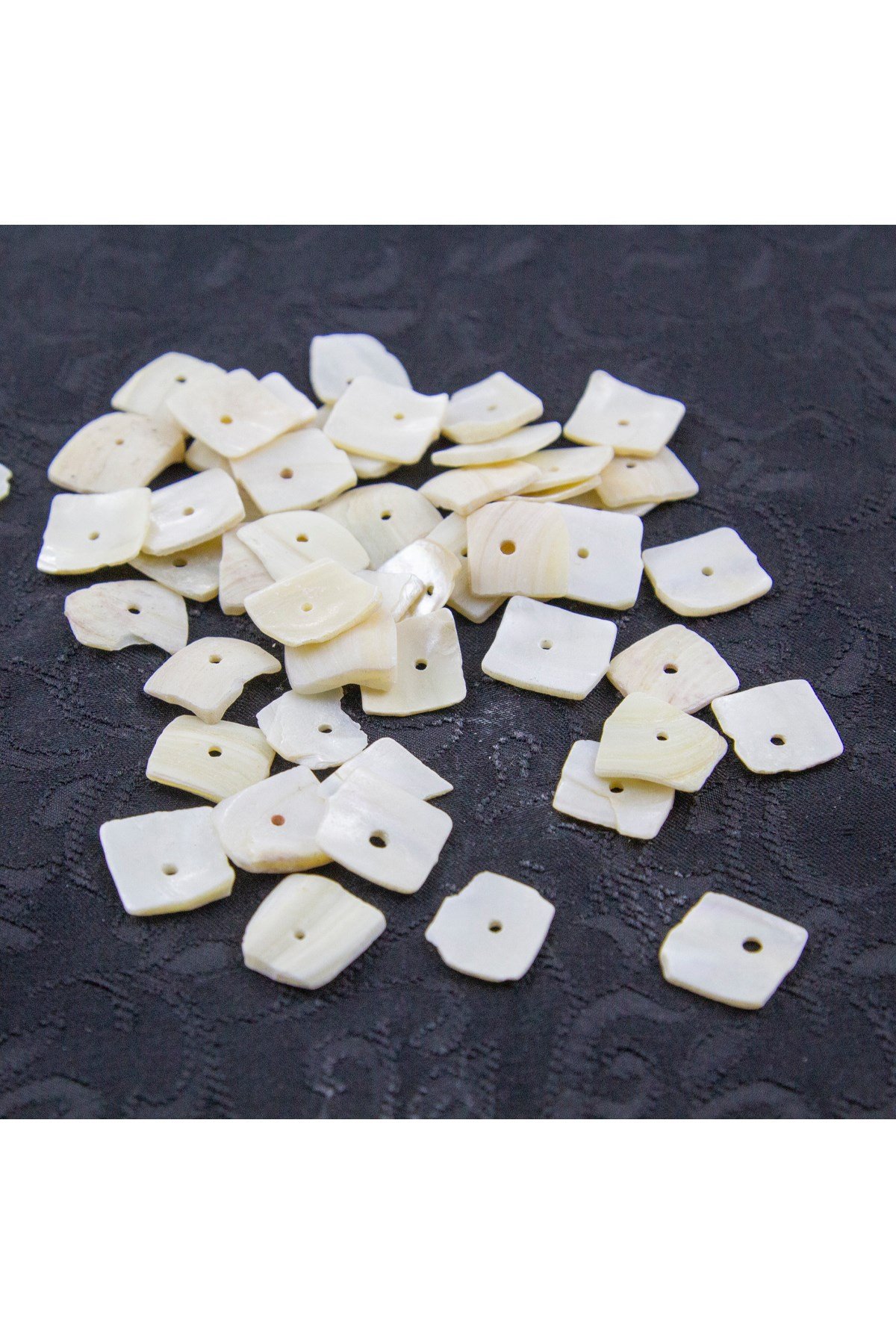 Kırık Beyaz Düz Doğal Taş Boncuk 15-25 mm Boyutlarında (25 Gram Yaklaşık 45 Adet)