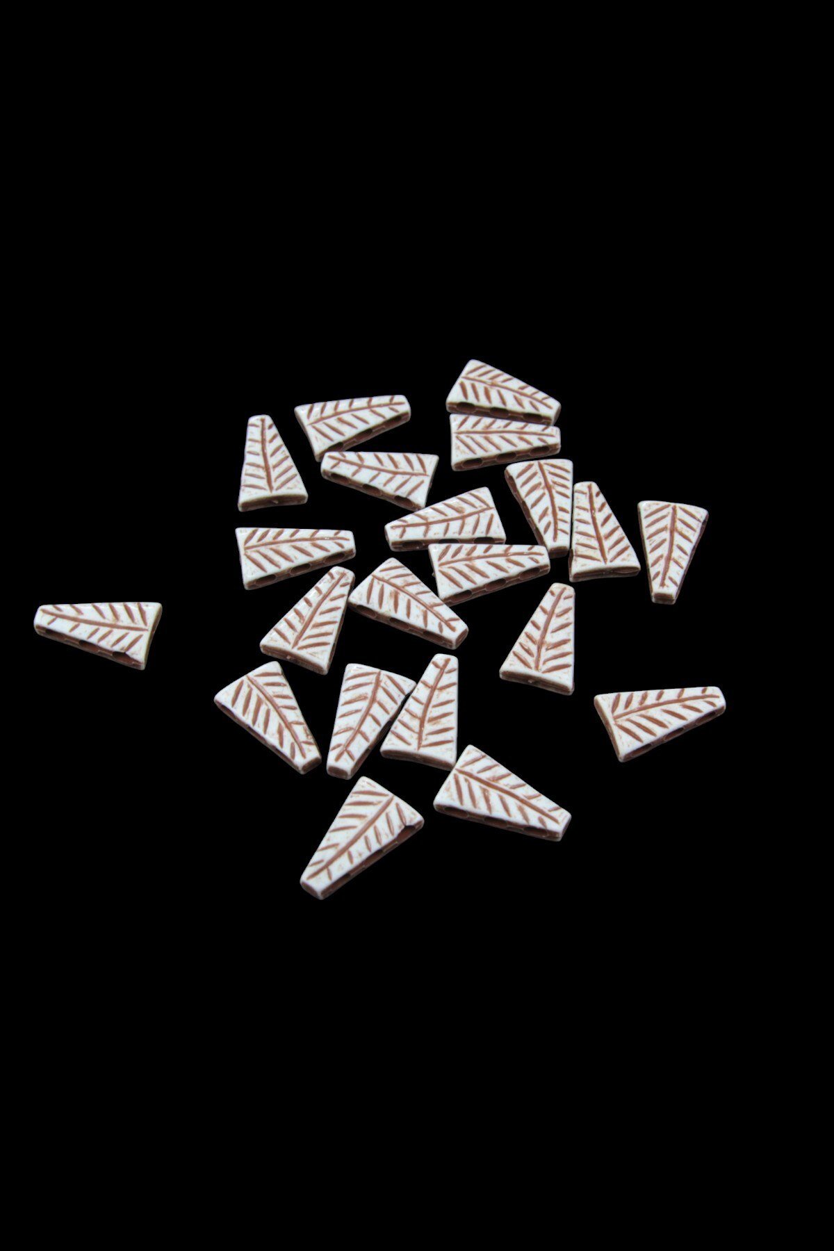 Krem Renkli Kahverengi Çizgili Bitki Motifli Üçgen 27x12 mm Boncuk Aksesuar Takı Malzemesi (5 Adet)