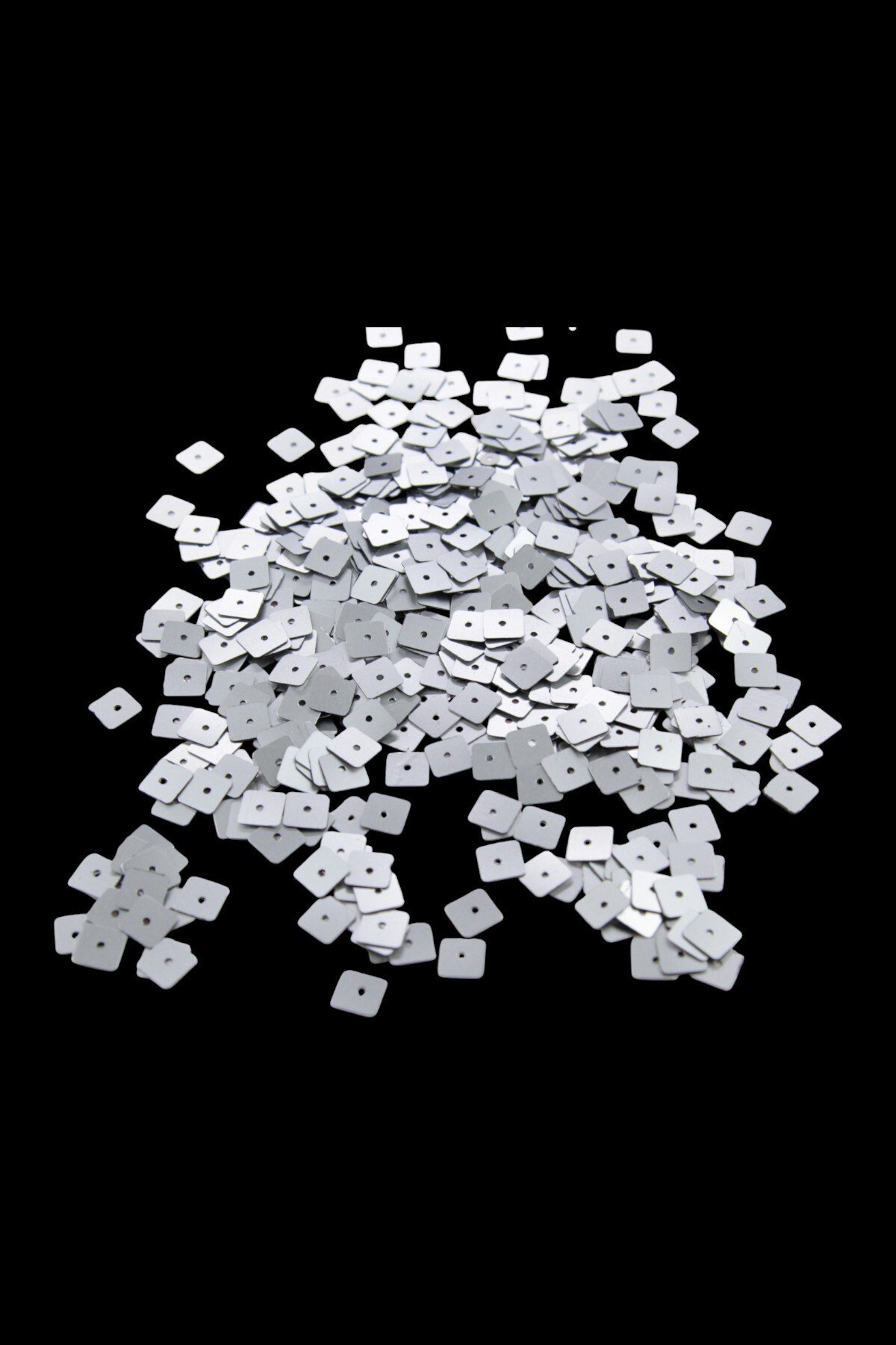 Mat Gümüş 8x8 Kare Delikli Pul Payet 30 Gr (Tülbent, Oya, Havlu Malzemesi)