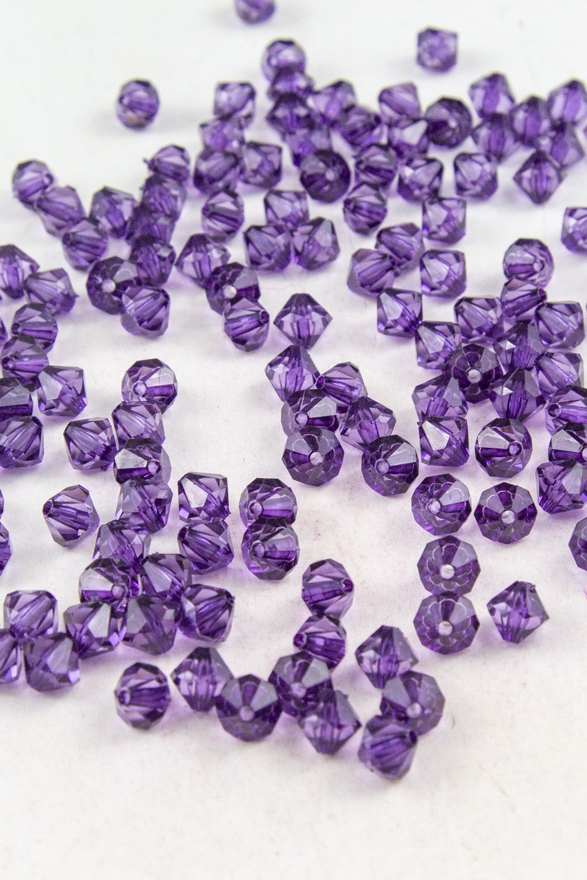 Mor 8 mm Piramit Akrilik Boncuk Aksesuar (25 Gram)