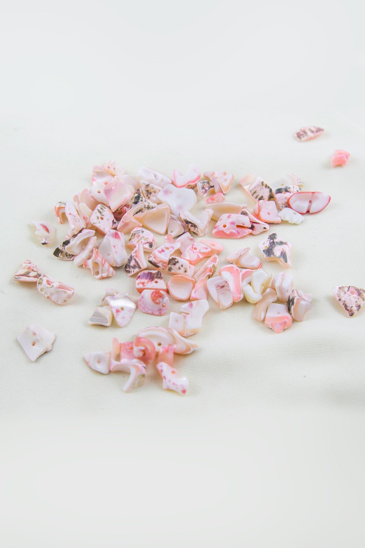Pembe Gri Renginde Yamuk Doğal Taş Boncuk 15-25 mm Boyutlarında (25 Gram Yaklaşık 45 Adet)