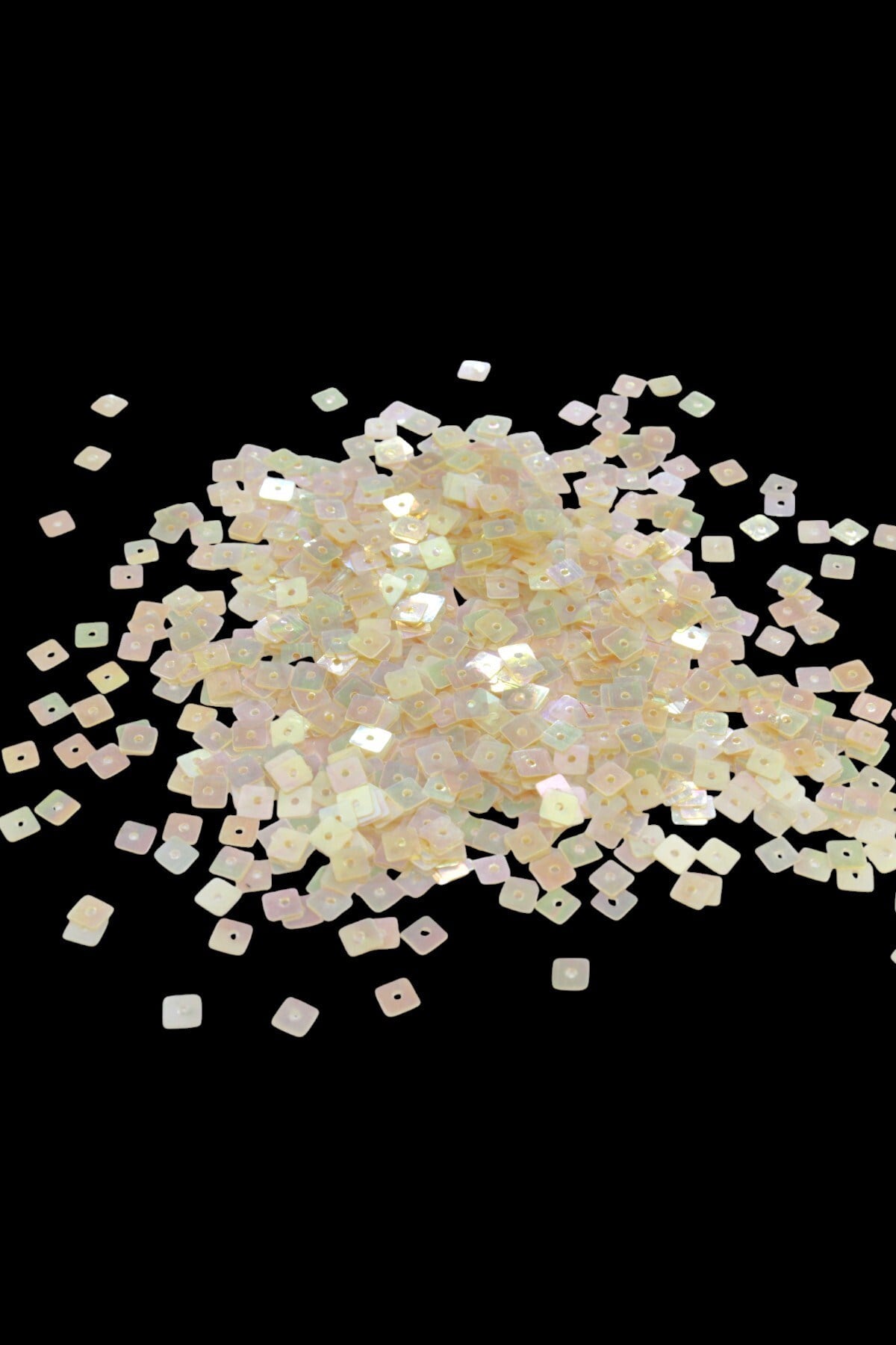 Sarı Janjan 6x6 mm Kare Ortadan Delikli Pul Payet 30 Gr (Tülbent, Oya, Havlu Malzemesi)