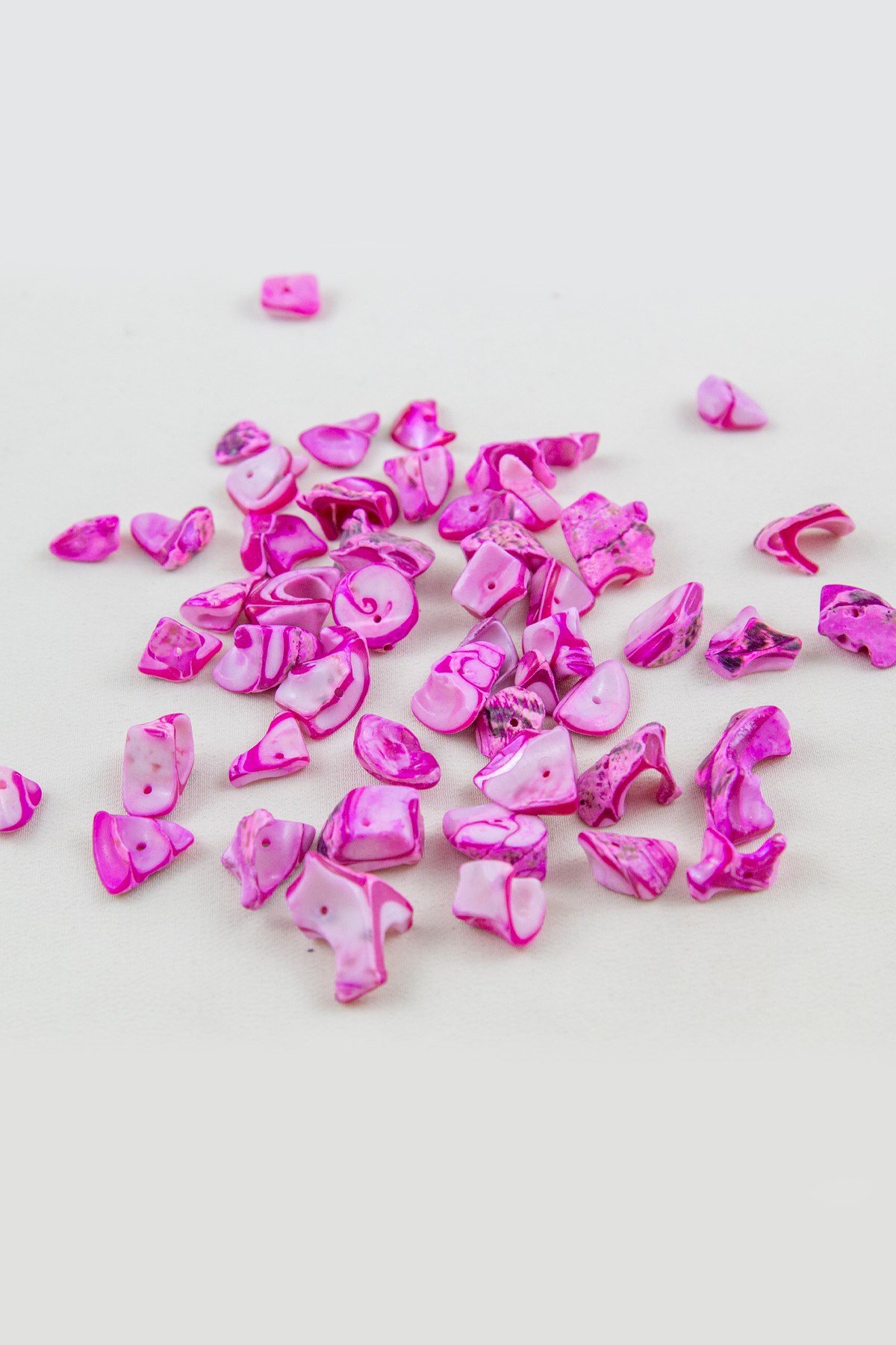 Şeker Pembe Renginde Yamuk Doğal Taş Boncuk 15-25 mm Boyutlarında (25 Gram Yaklaşık 35 Adet)