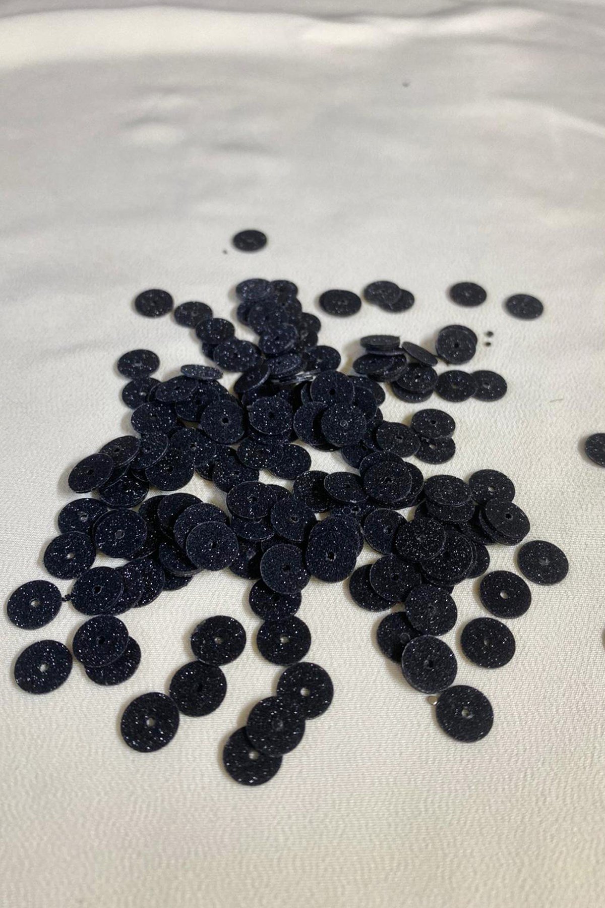 Simli Siyah 8 mm Ortadan Delikli Pul Payet 25 Gr (Tülbent, Oya, Havlu Malzemesi)