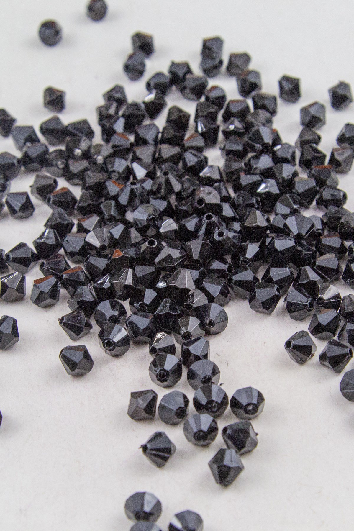Siyah 8 mm Piramit Akrilik Boncuk Aksesuar (25 Gram)