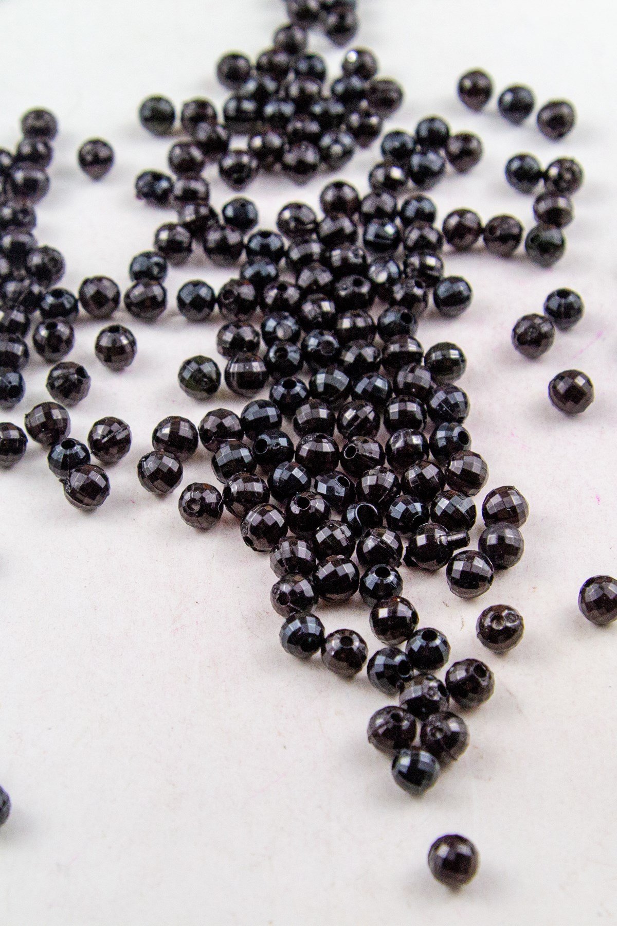 Siyah Ekose Kesim Desen 6 mm Dünya Akrilik Boncuk Aksesuar (25 Gram)