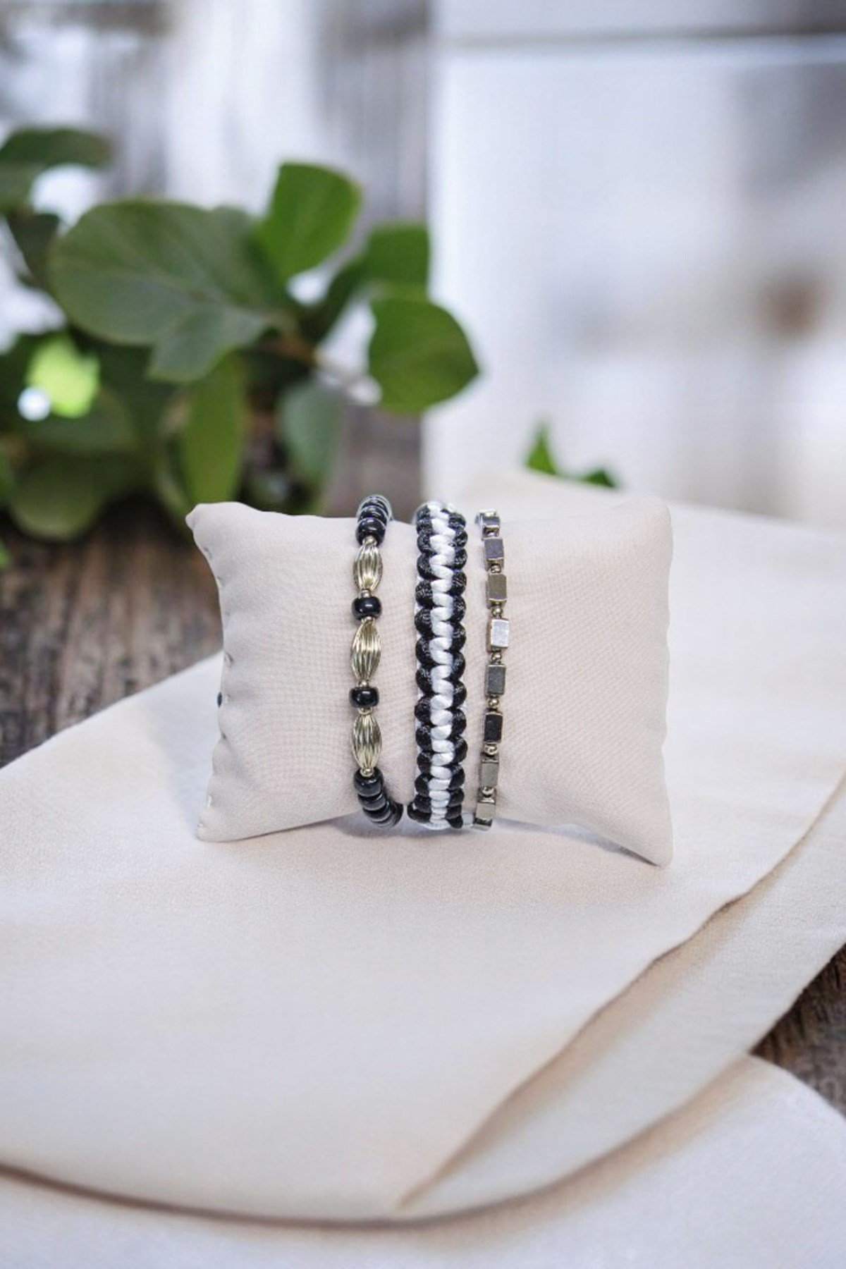 Siyah Gümüş Metal Siyah Beyaz İp Örgülü Üçlü Set Bileklik