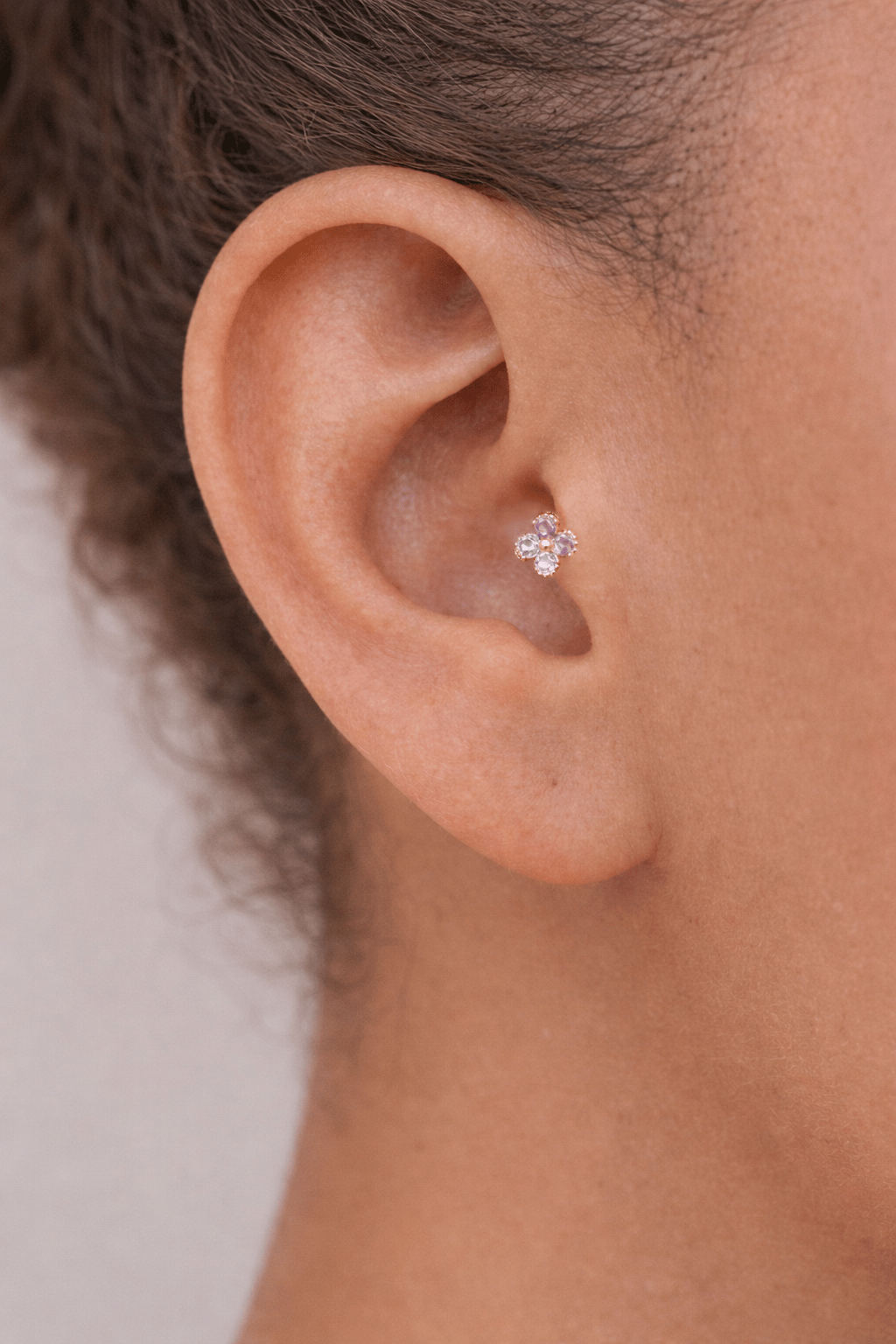 Soft Pembe Çiçekli Tragus Piercing – Halka Model, 6 mm