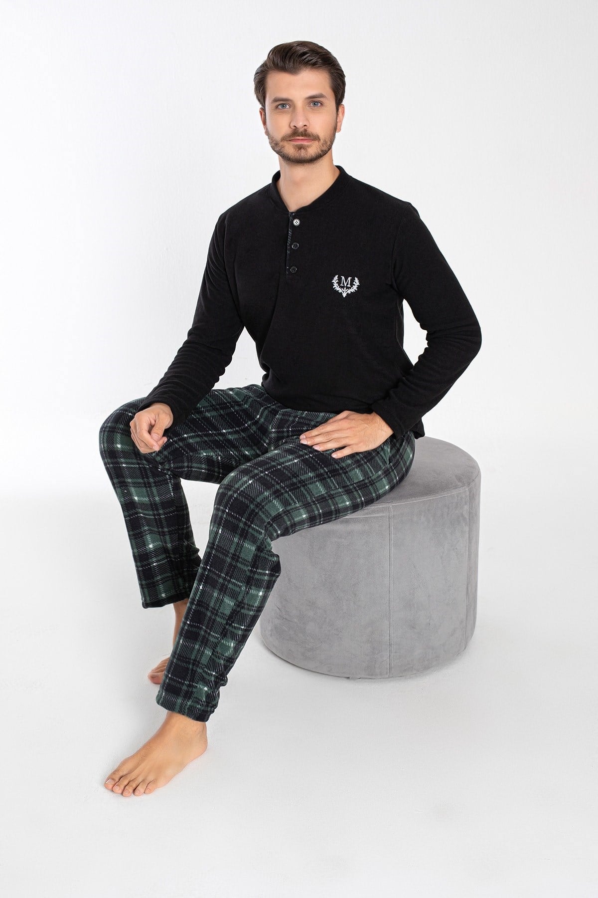 Erkek Siyah Hakim Yaka Önü Düğmeli Ve Nakışlı Polar Pijama Takımı.