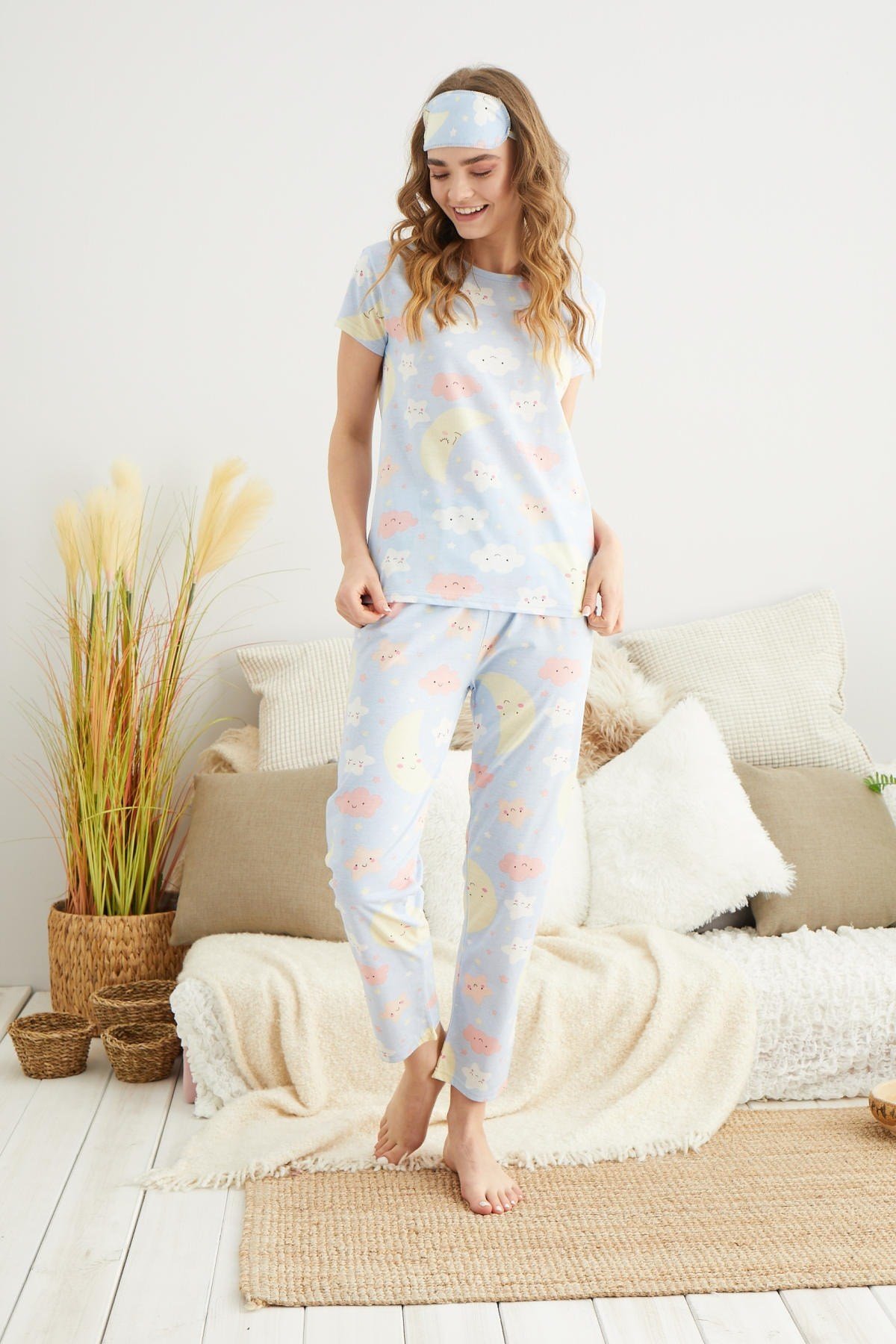 Kadın Bebe Mavisi Ay Yıldız Baskılı Kısa Kollu Altı Uzun Pijama Takımı.