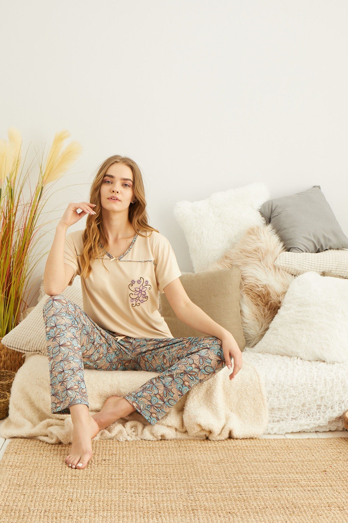 Kadın Bej Çiçek Nakışlı Pijama Takımı.