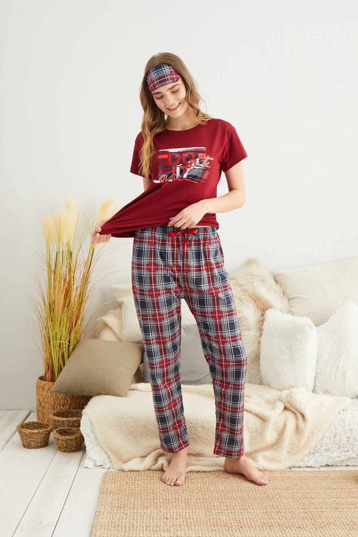 Kadın Bordo Yazı Baskılı Altı Ekoseli Pijama Takımı