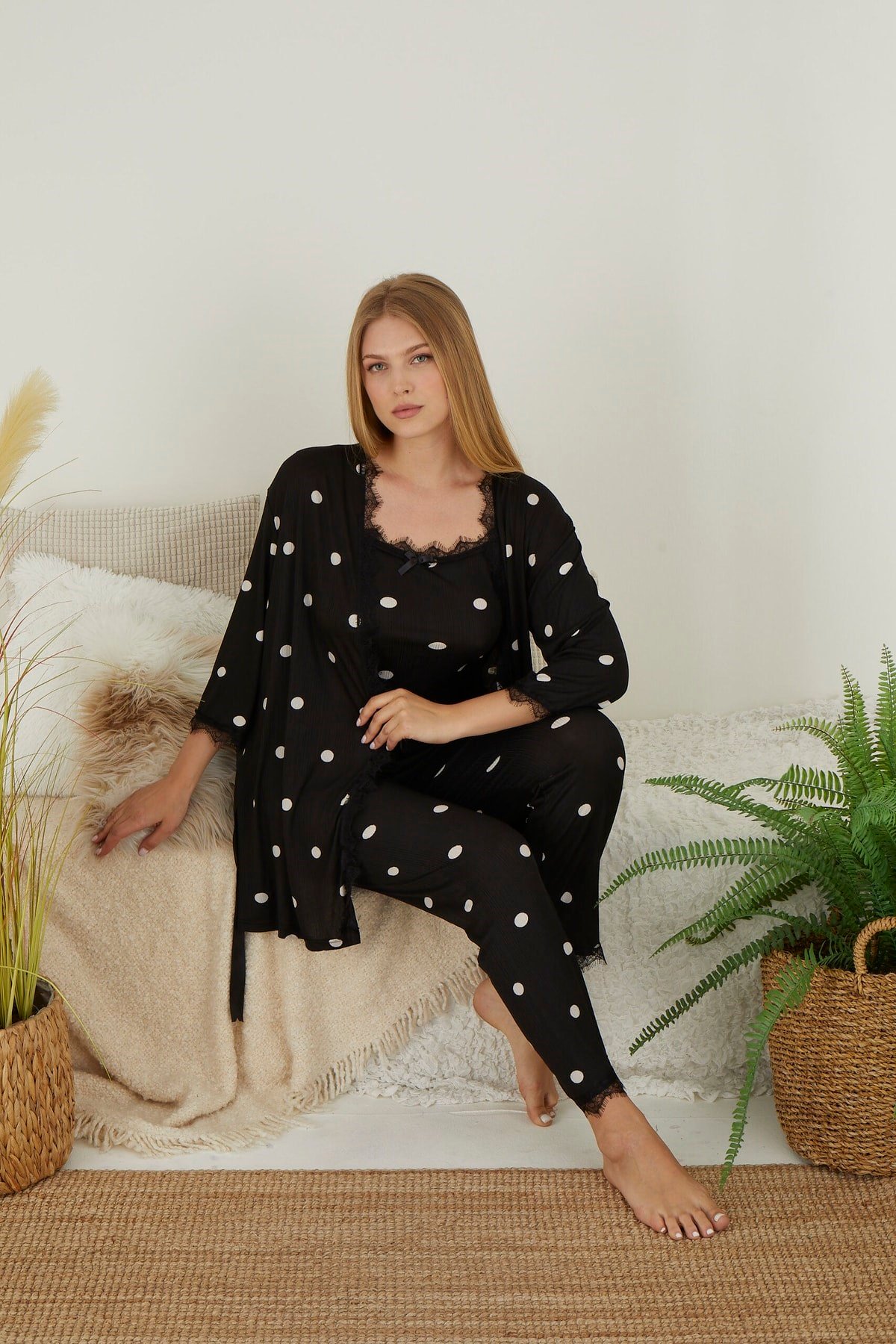 Kadın Büyük Puanlı Siyah Ip Askılı Altı Uzun Sabahlık 3'lü Set Pijama Takımı.