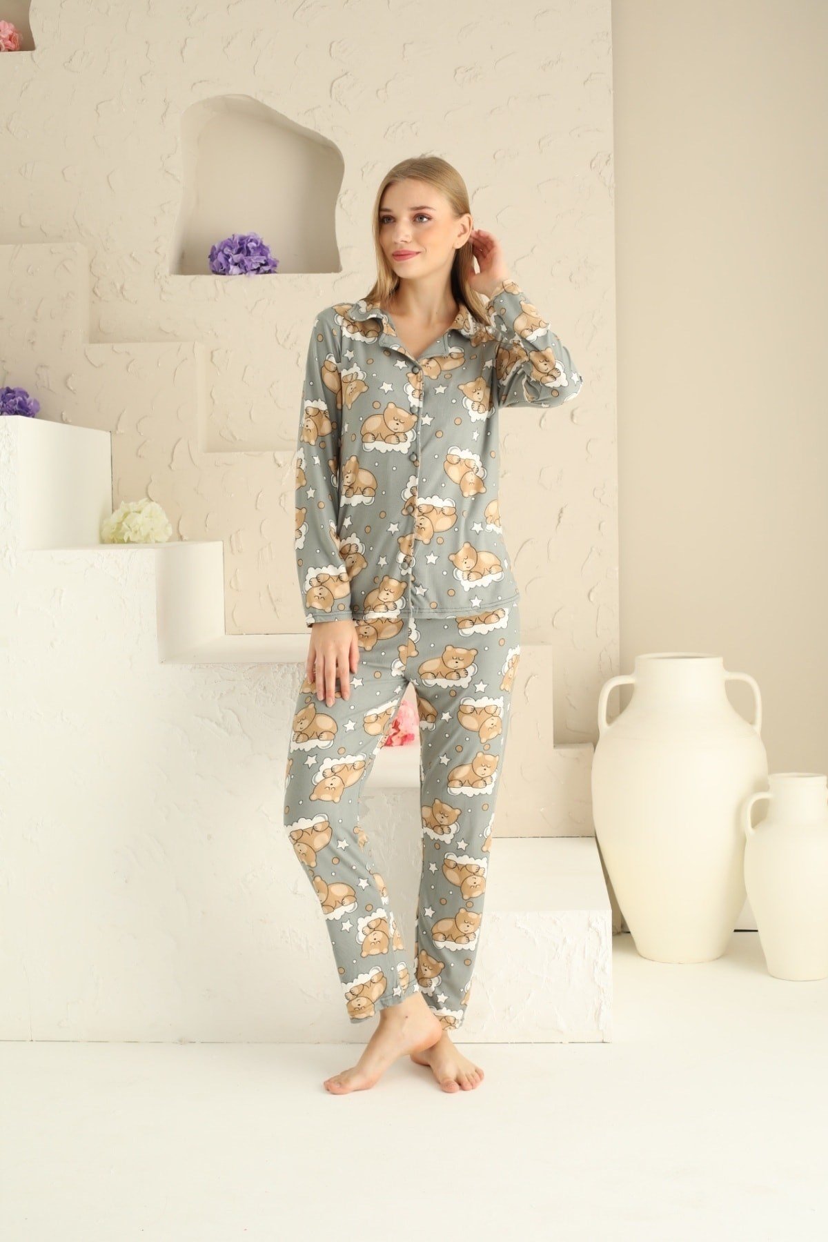 Kadın Füme Uyuyan Ayıcık Baskılı Bebe Yaka Önü Düğmeli Pijama Takımı.