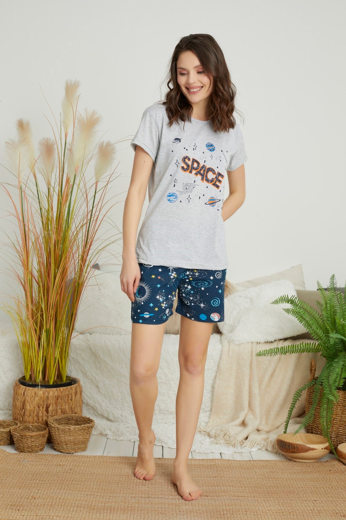 Kadın Gri Spaceyazılı Gezegen Baskılı Kısa Kollu Şortlu Pijama Takımı.