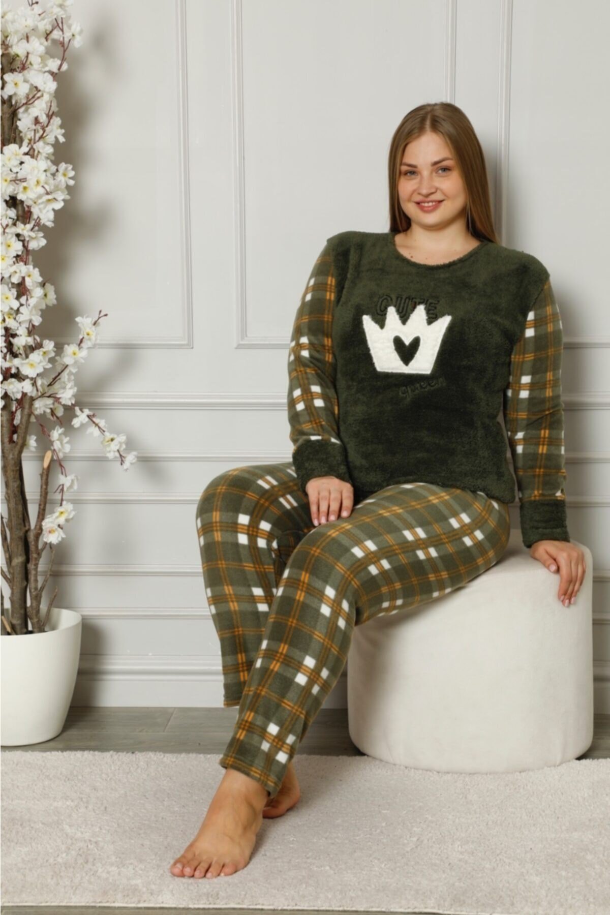 Kadın Haki Queen Yazılı Ekoseli Polar Peluş Pijama Takımı
