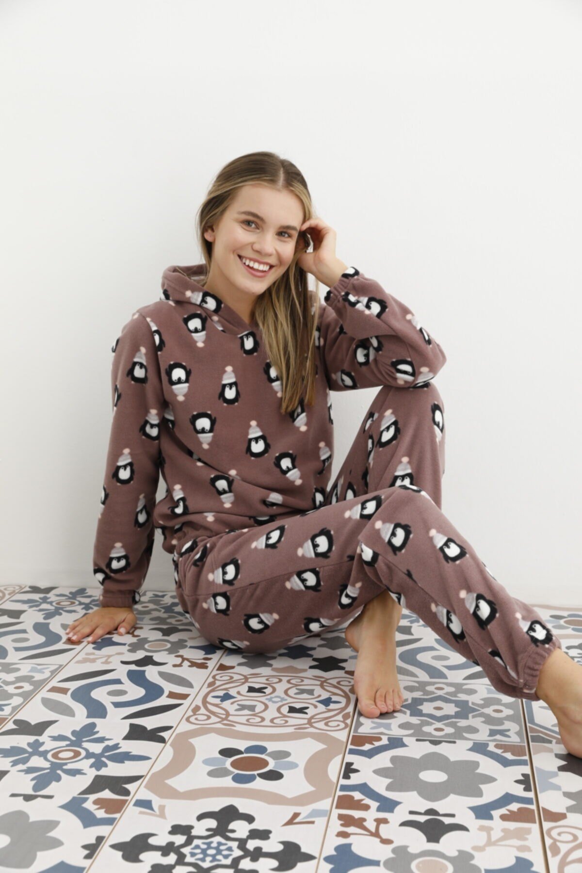Kadın Kahverengi Penguen Desenli Kapüşonlu Polar Eşofman Pijama Takımı
