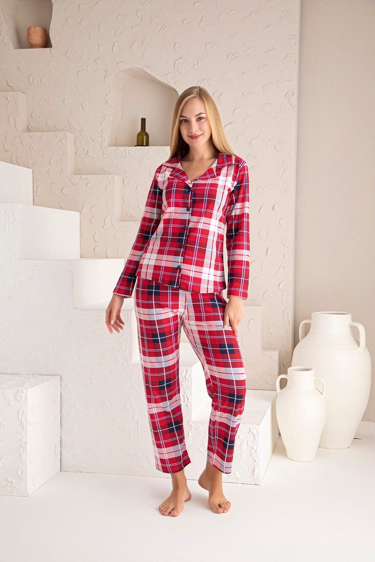 Kadın Kırmızı Lacivert Ekoseli Önü Düğmeli Bebe Yaka Uzun Kollu Pijama Takımı.