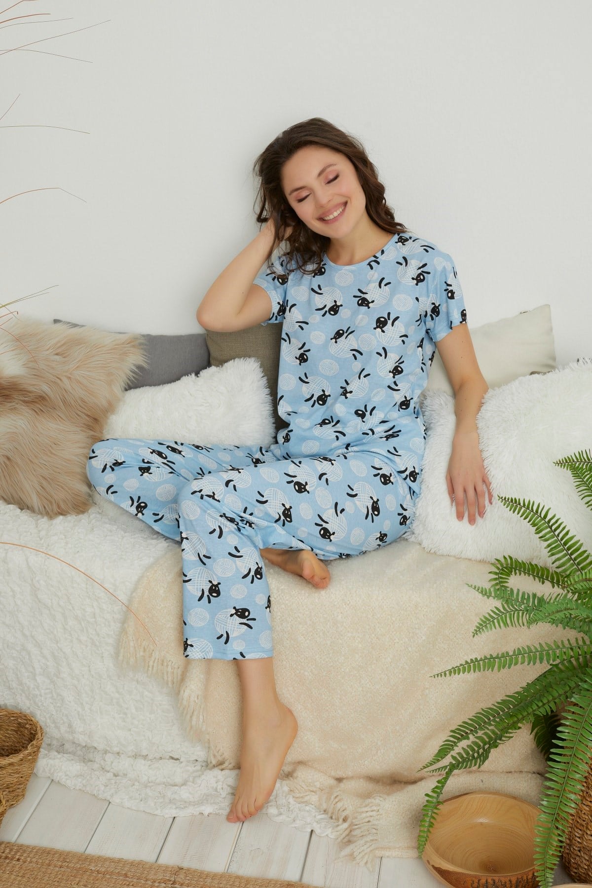 Kadın Mavi Kuzu Baskılı Kısa Kollu Altı Uzun Pijama Takımı.