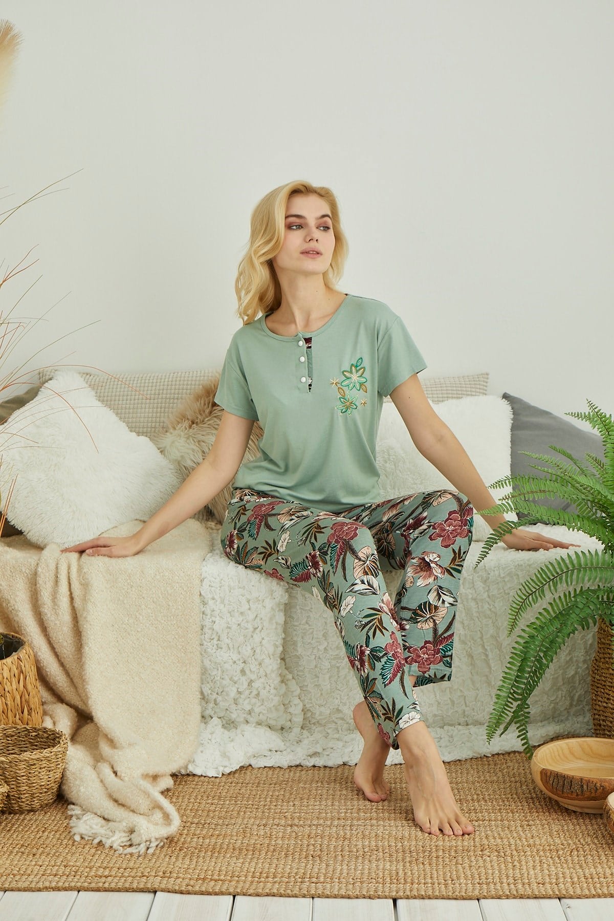 Kadın Mint Yeşili Çiçek Nakışlı Düğmeli Pijama Takımı.