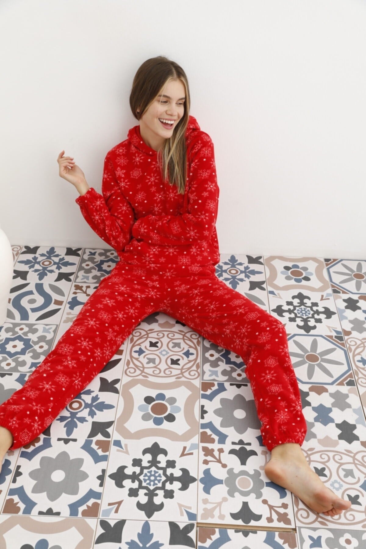 Kadın Nar Rengi Kar Desenli Kapüşonlu Polar Eşofman Pijama Takımı
