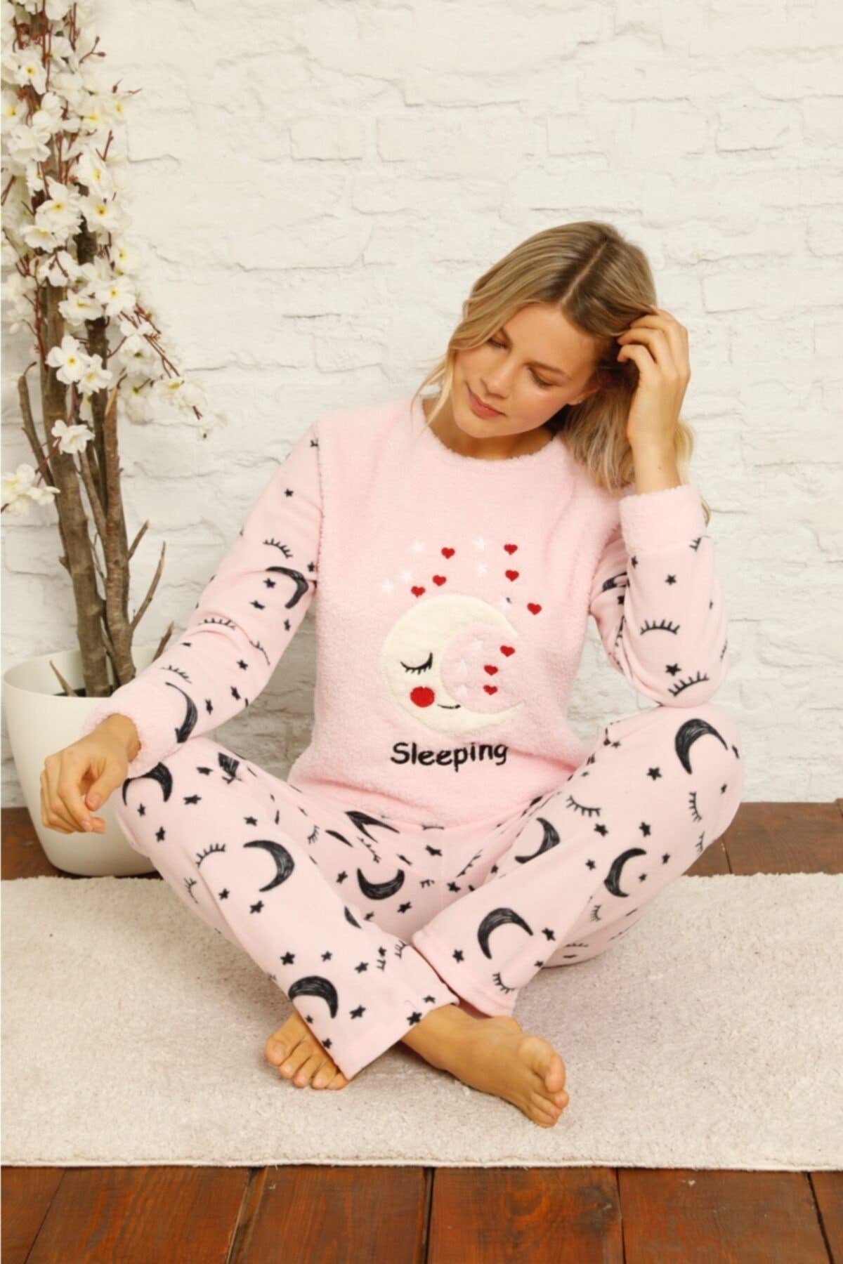 Kadın Pembe Kalpli Ay Yıldız Desenli Polar Pijama Takımı