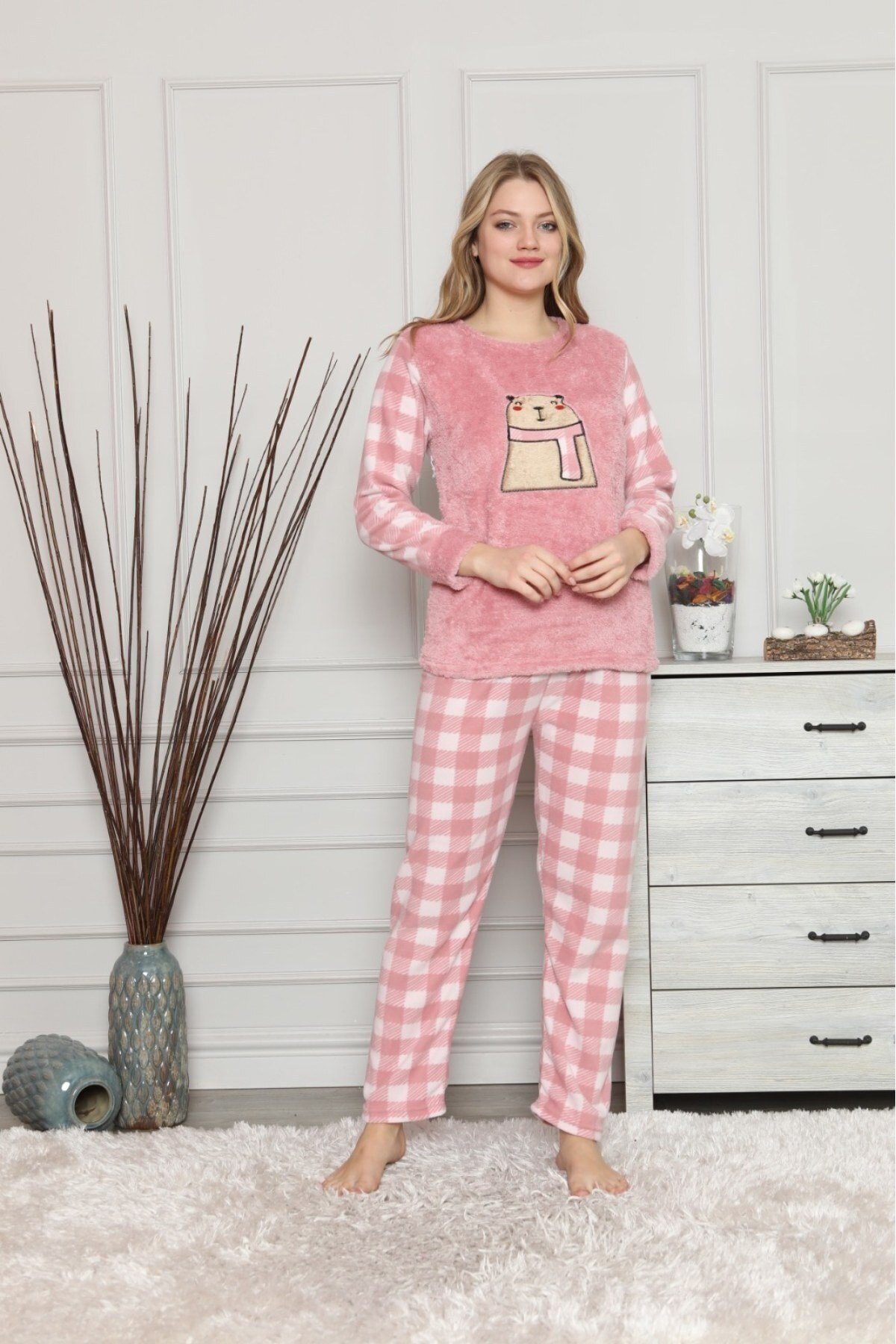 Kadın Pudra Beyaz Ekoseli Ayıcıklı Polar Pijama Takım