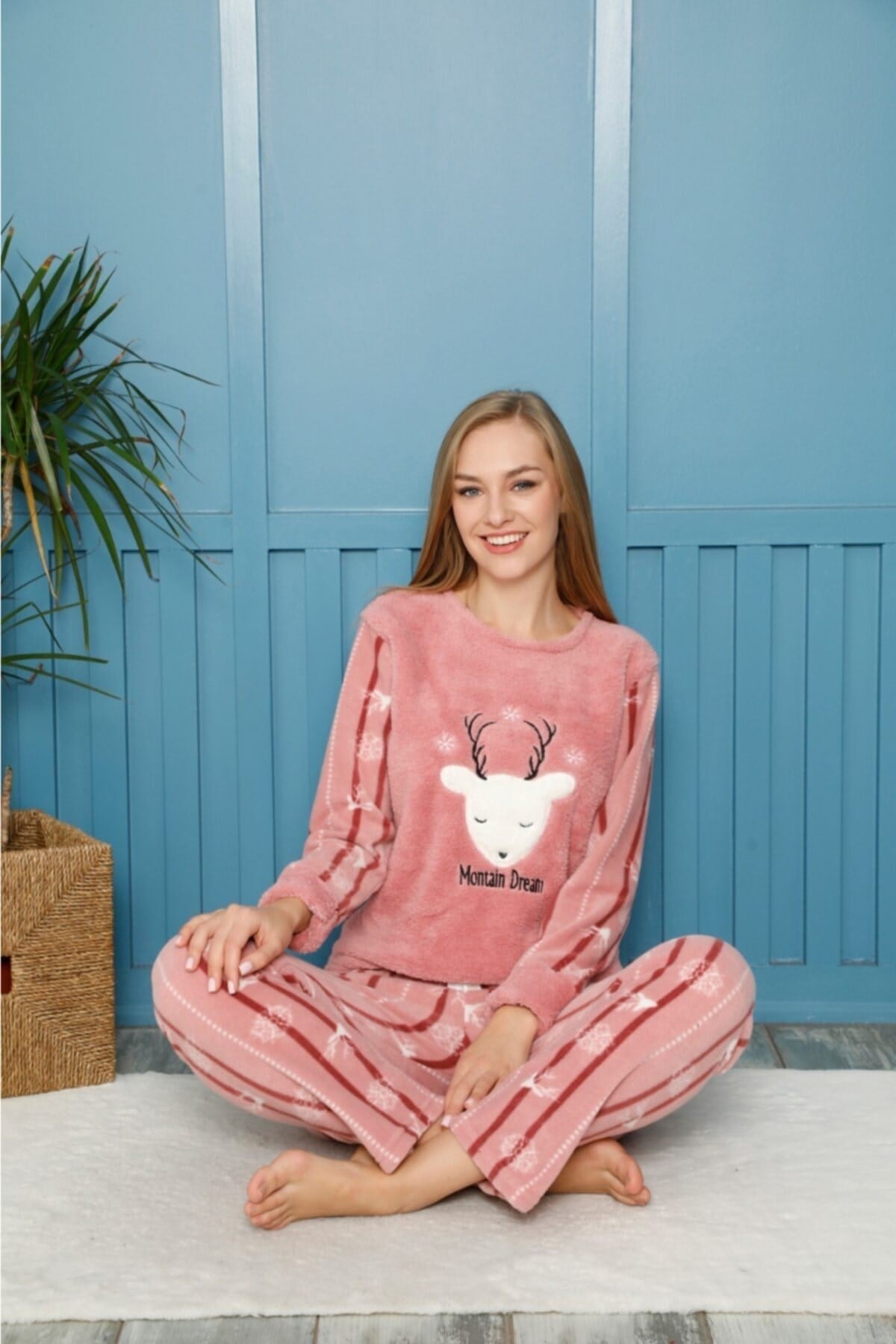 Kadın Pudra Geyik Nakışlı Montain Dream Yazılı Polar Peluş Pijama Takımı