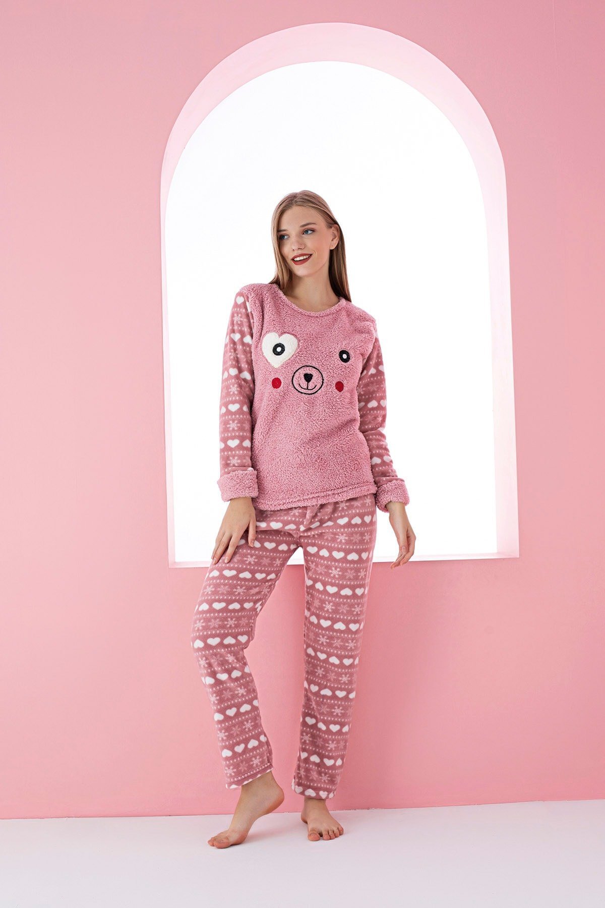 Kadın Pudra Kalpli Göz Nakışlı Polar Peluş Pijama Takımı.