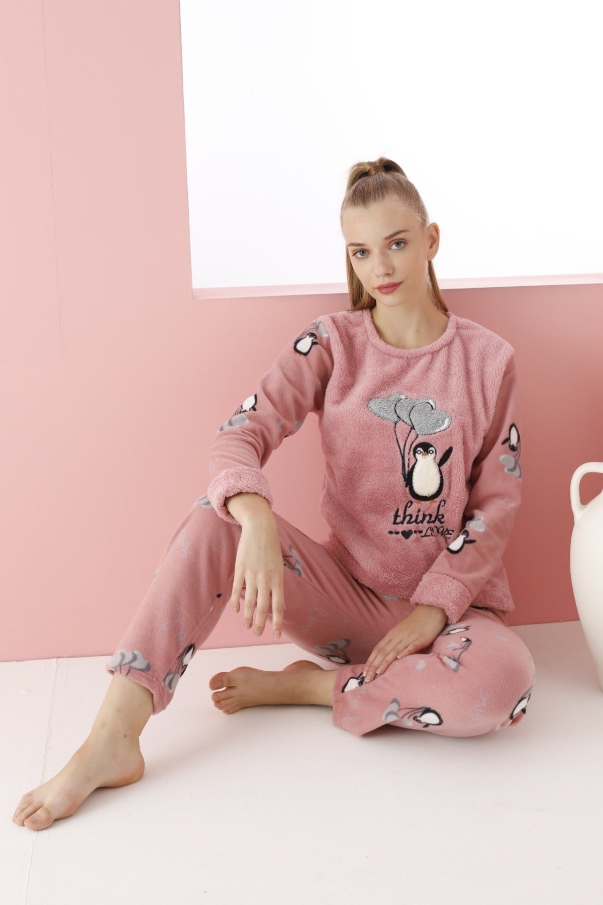 Kadın Pudra Kalpli Sevimli Penguen Nakışlı Polar Peluş Pijama Takımı.
