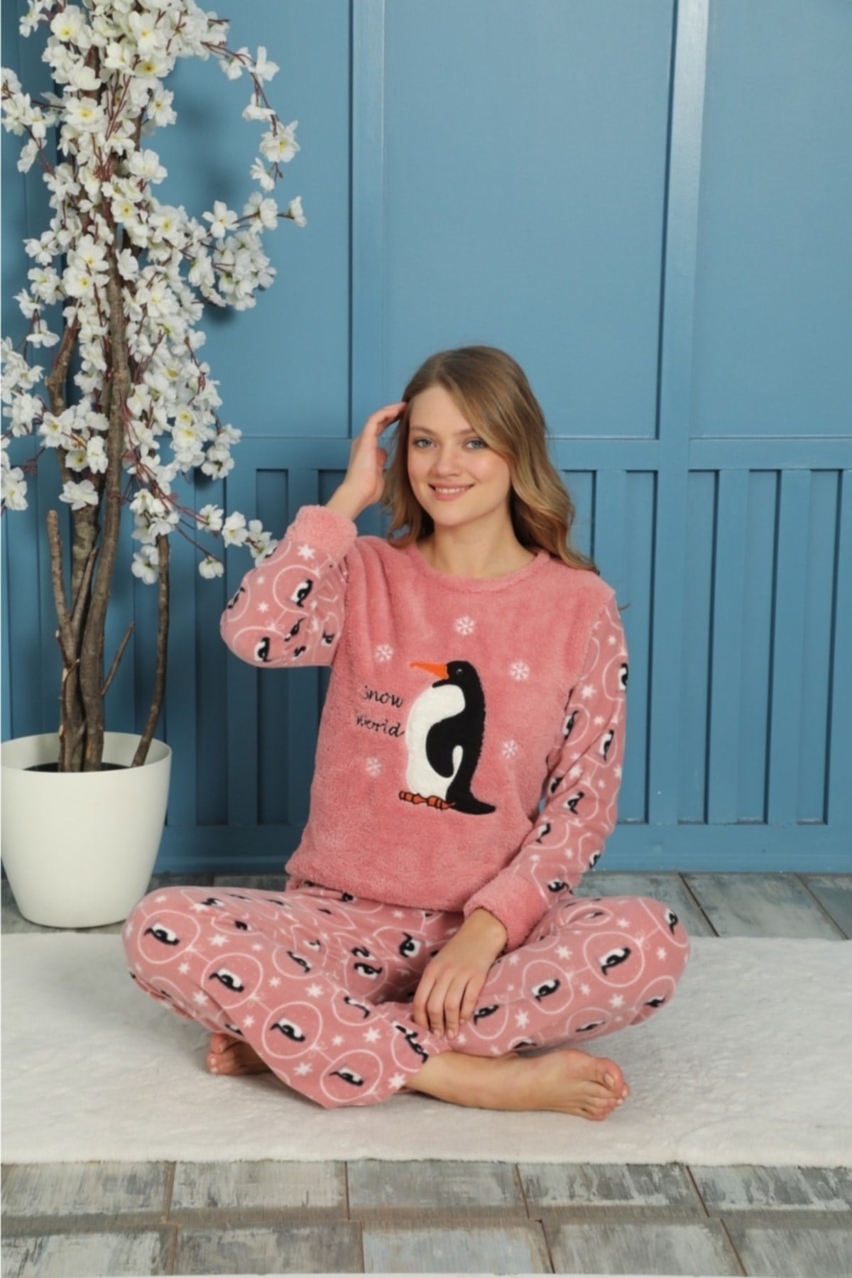 Kadın Pudra Penguen Snow World Yazılı Polar Peluş Pijama Takımı