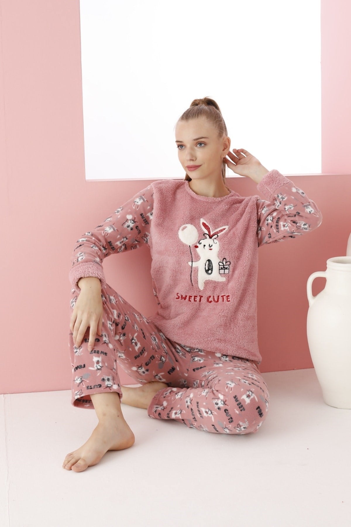 Kadın Pudra Sevimli Tavşancık Nakışlı Polar Peluş Pijama Takımı.