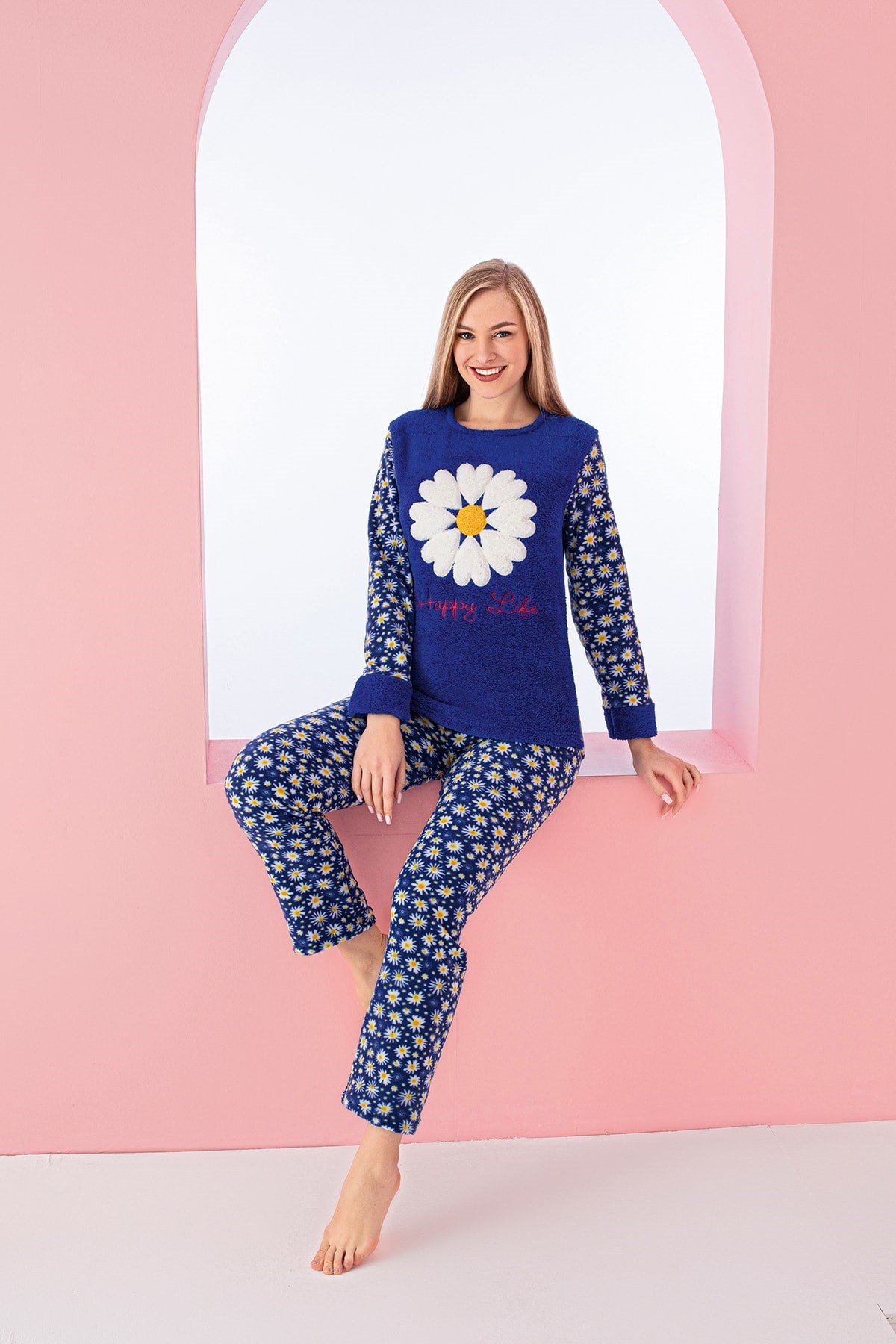 Kadın Saks Mavisi Papatya Nakışlı Polar Peluş Pijama Takımı.