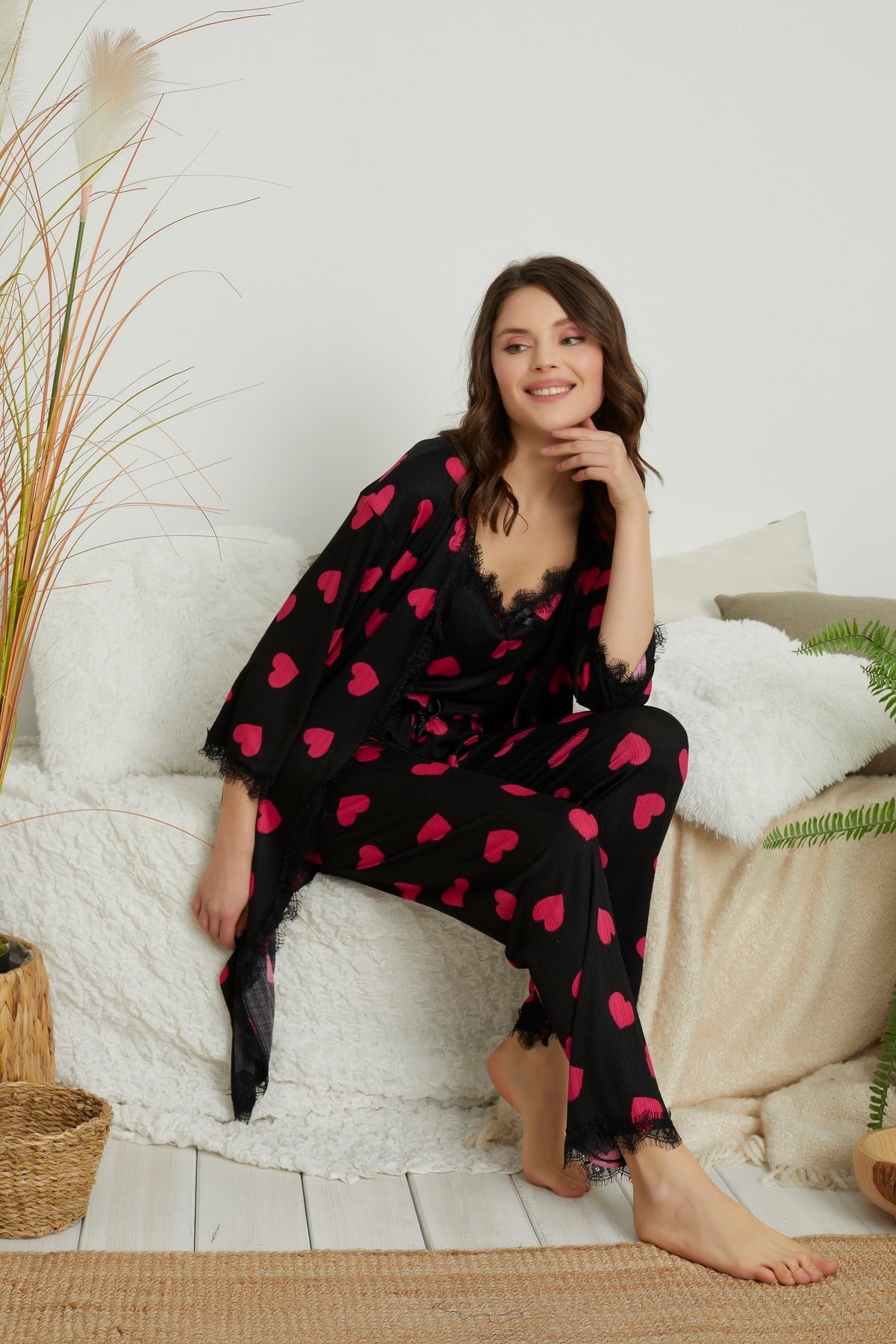 Kadın Siyah Fuşya Kalp Baskılı Sabahlıklı 3'lü Set Pegasus Pijama Takımı .