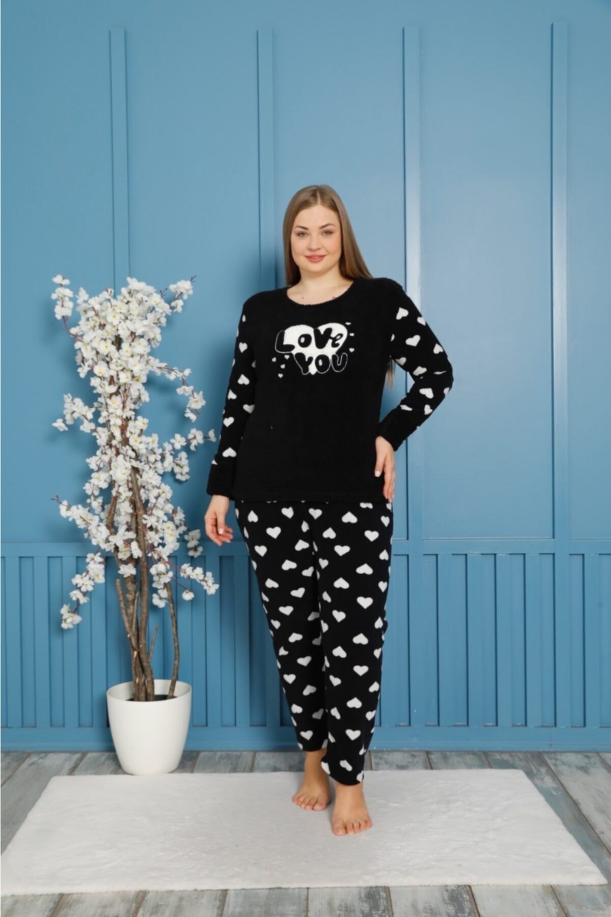Kadın Siyah Love You Yazılı Kalpli Polar Peluş Pijama Takımı.
