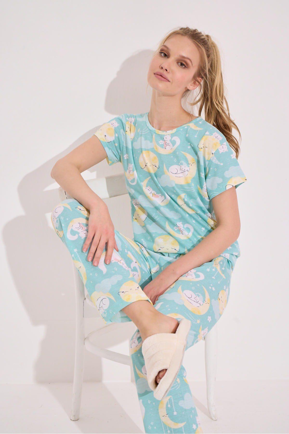 Kadın Su Yeşili Ay Yıldız Baskılı Kısa Kollu Altı Uzun Pijama Takımı.