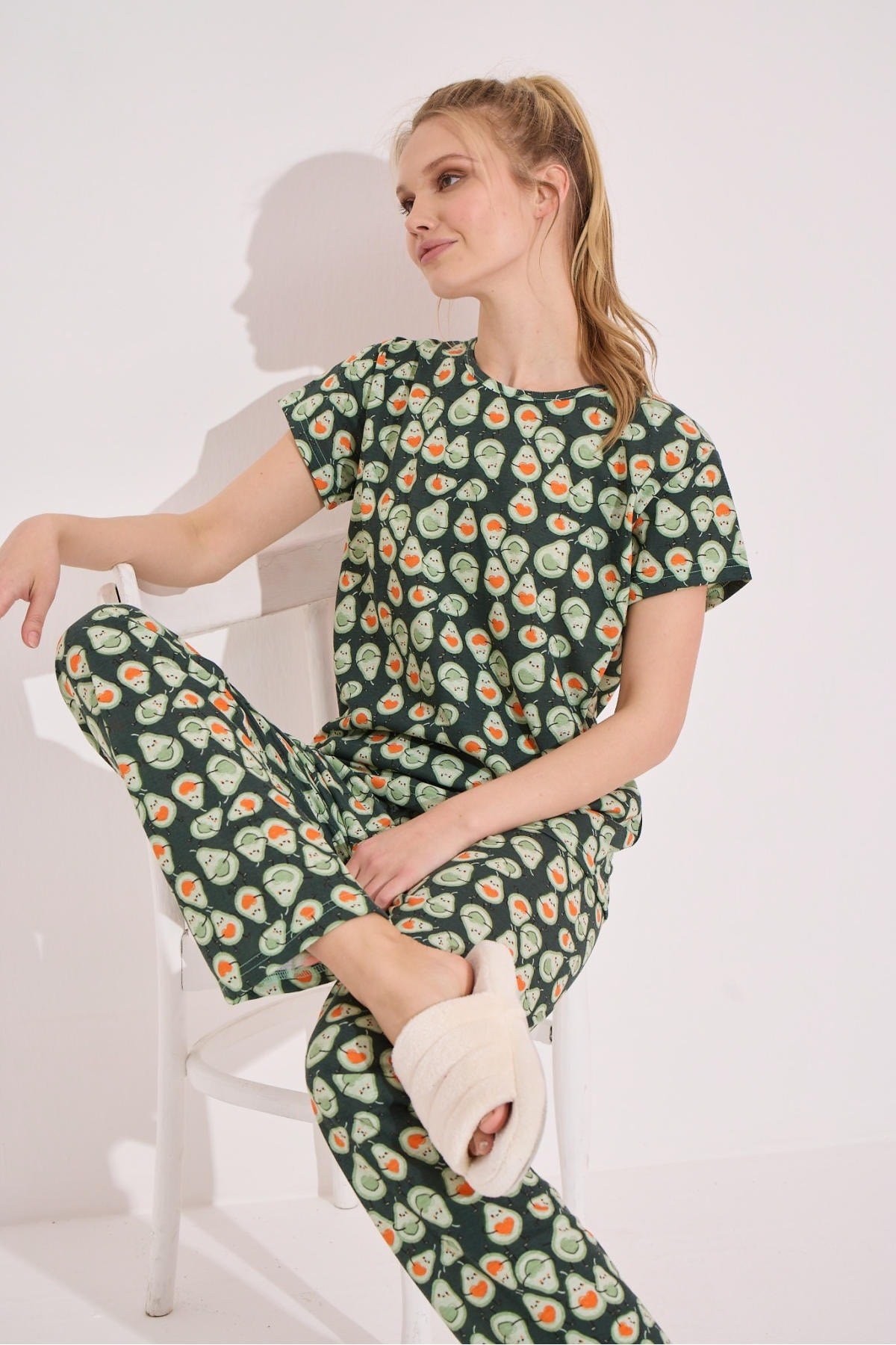 Kadın Yeşil Avokado Baskılı Kısa Kollu Altı Uzun Pijama Takımı.