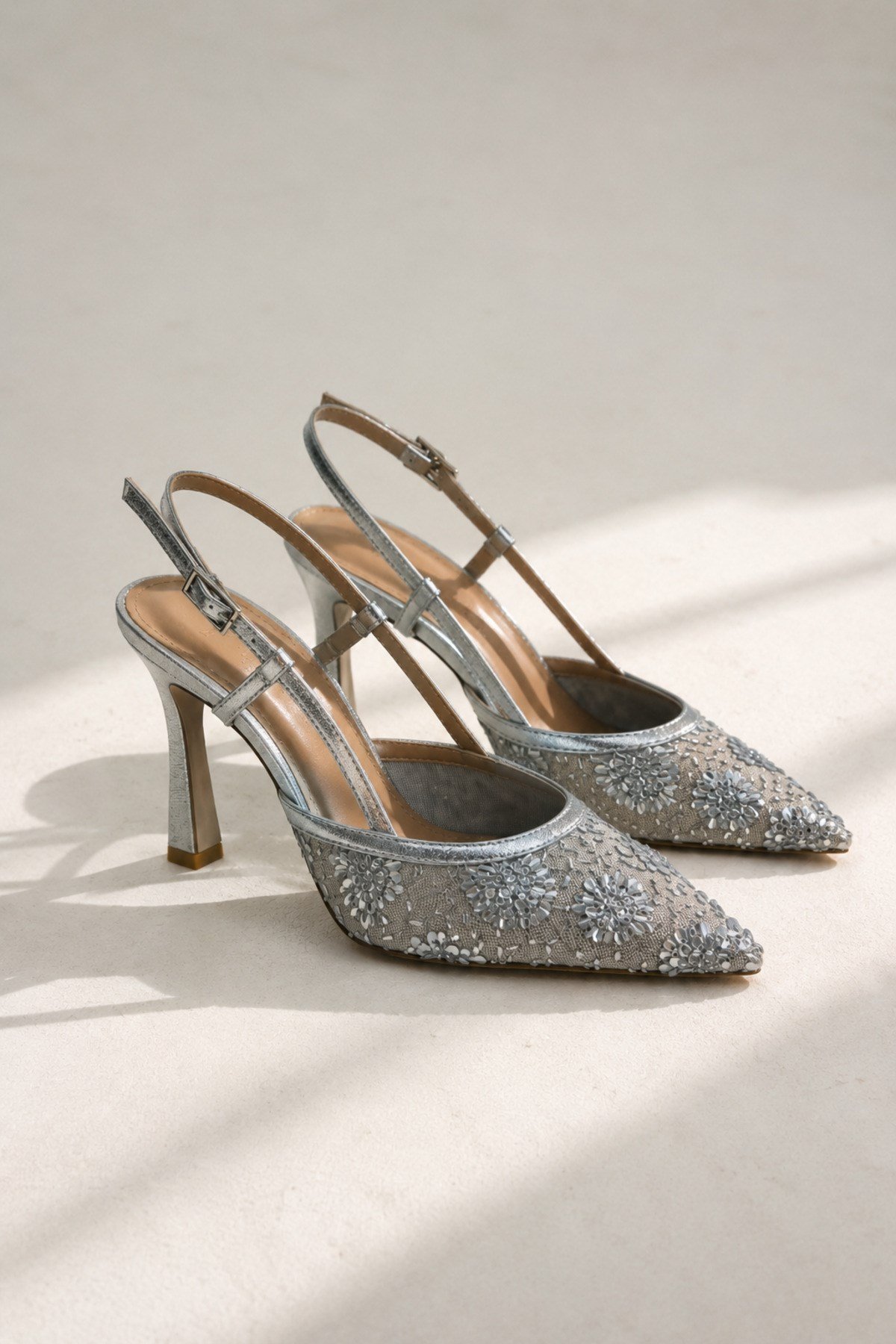 BELLA Kadın Gümüş İşlemeli Tül Detaylı Sivri Burun İnce 10 Cm Slingback Kadın Topuklu Ayakkabı