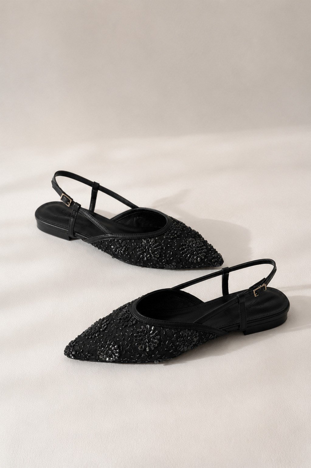 EFTELYA Kadın Siyah Çiçek İşlemeli Tül Sivri Burun Slingback Babet Ayakkabı