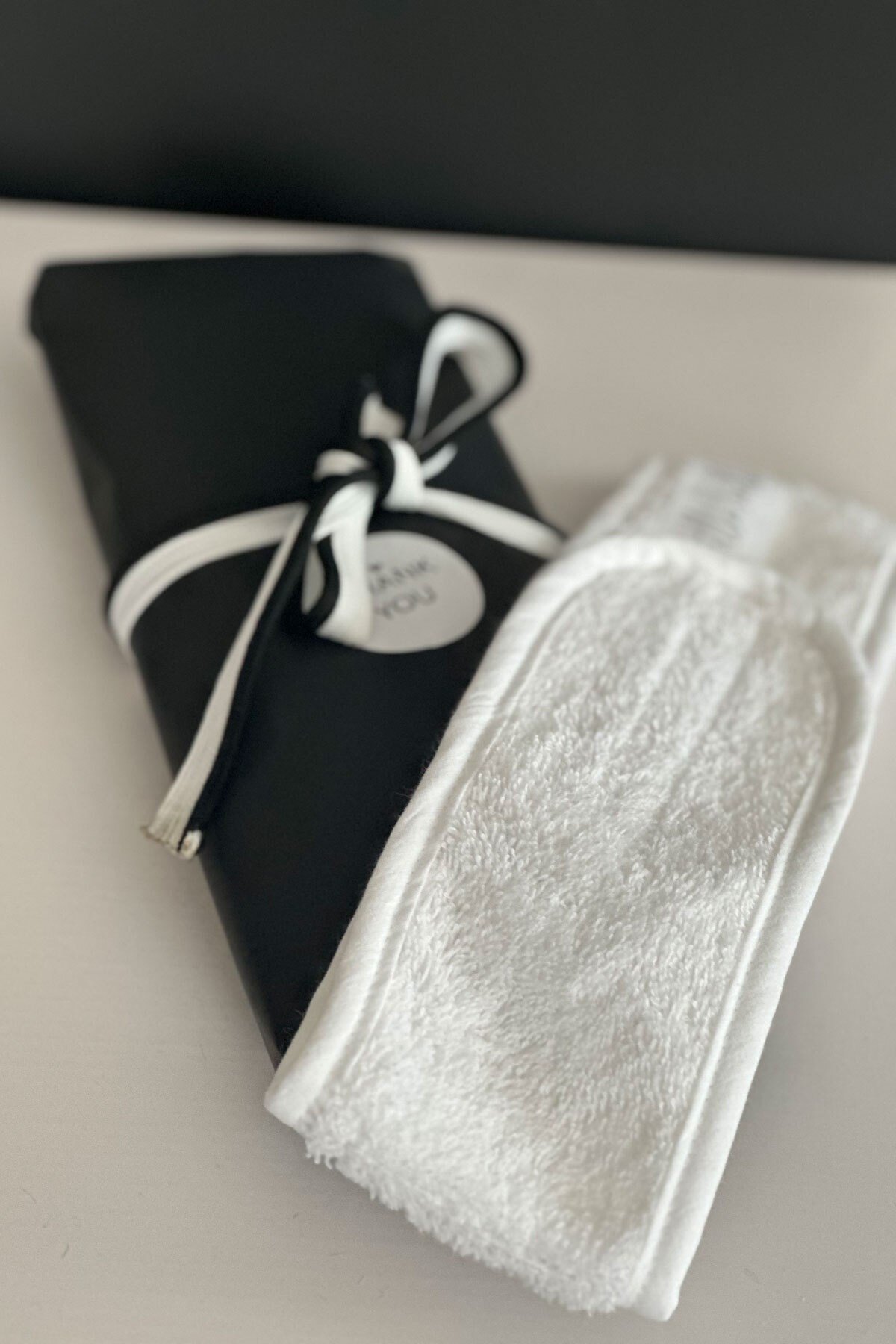 Hediyelik Özel Paketli Saç Bandanası 2li Set Saç Bandı Havlu Makyaj Yoga Spa Sporcu Ter, Ayatlanabilir Cırt Bant Biyeli Siyah ve Beyaz