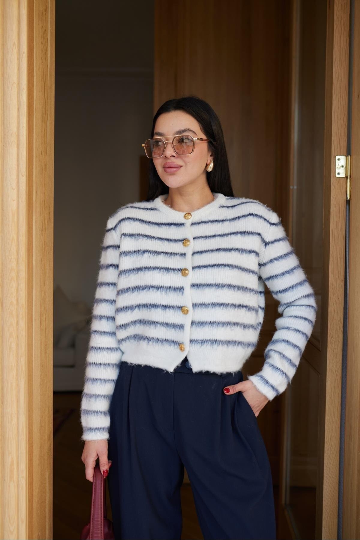 Kadın Beyaz Lacivert Çizgili Bisiklet Yaka Gold Düğme Detaylı Hırka Ceket