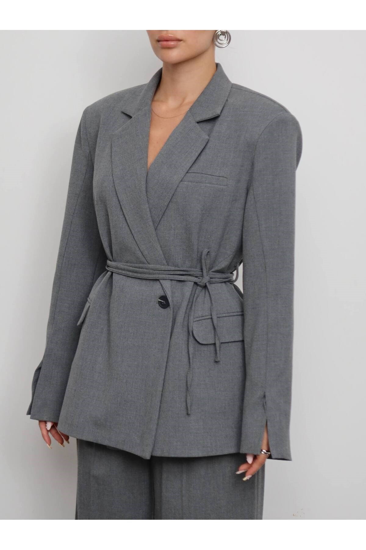 Kadın Gri Tek Düğme Kolları Yırtmaçlı Kuşak Detaylı Blazer Ceket