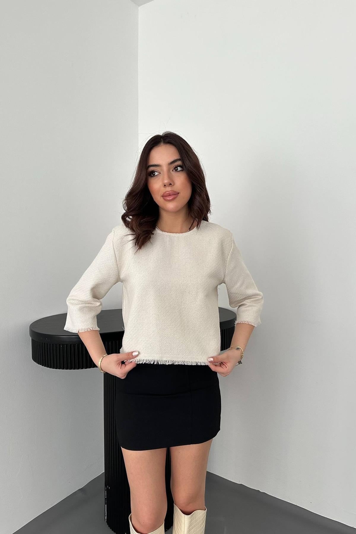 Beyaz Püskül Detaylı Bluz