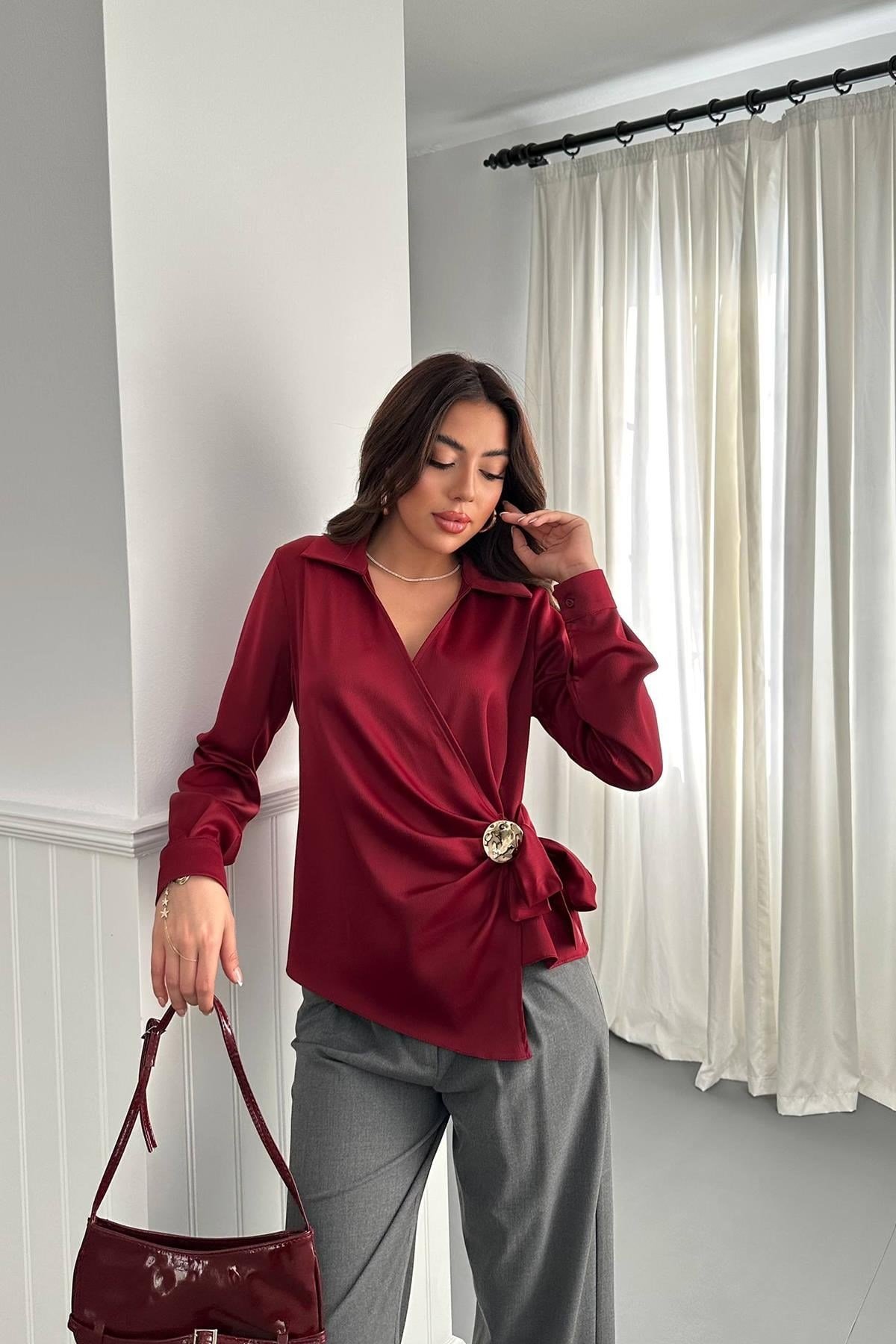 Bordo Düğme Detaylı Saten Bluz