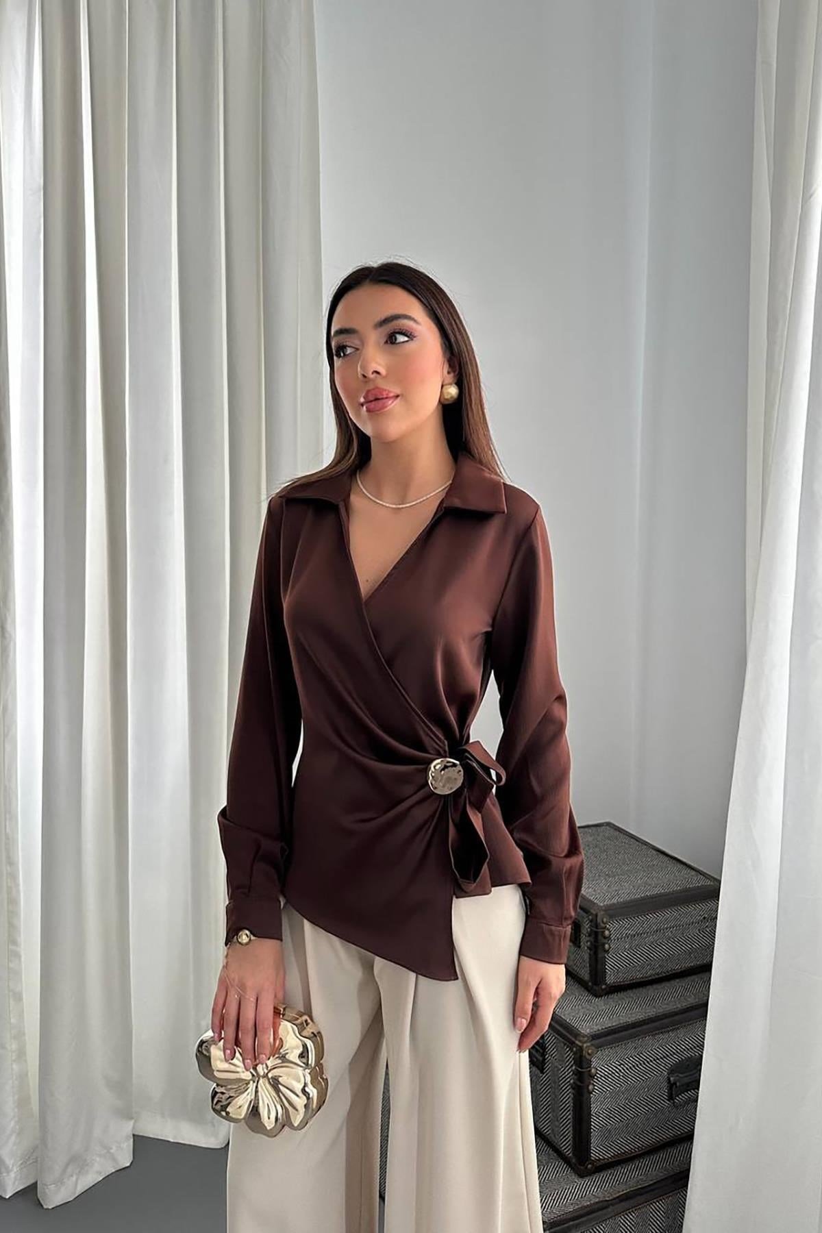 Kahverengi Düğme Detaylı Saten Bluz