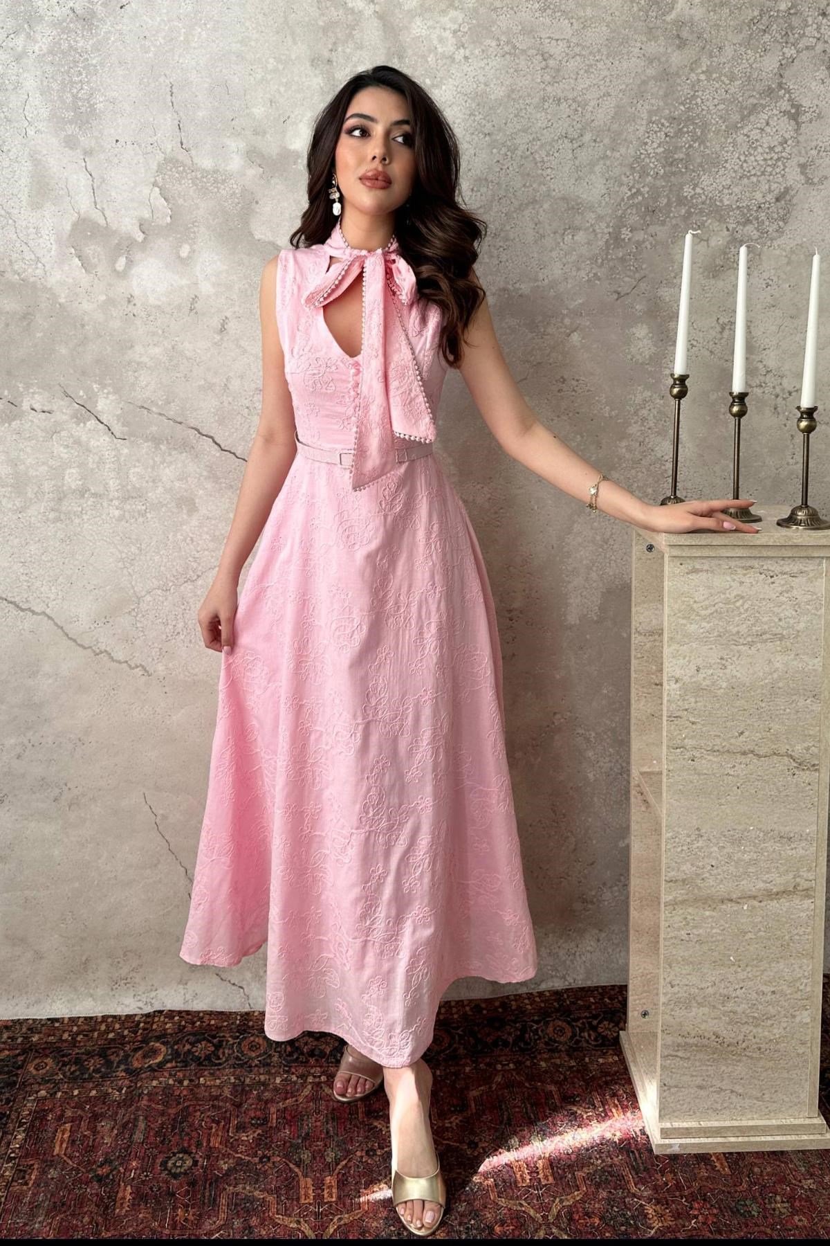 Pembe Brodeli Boynundan Bağlamalı Elbise